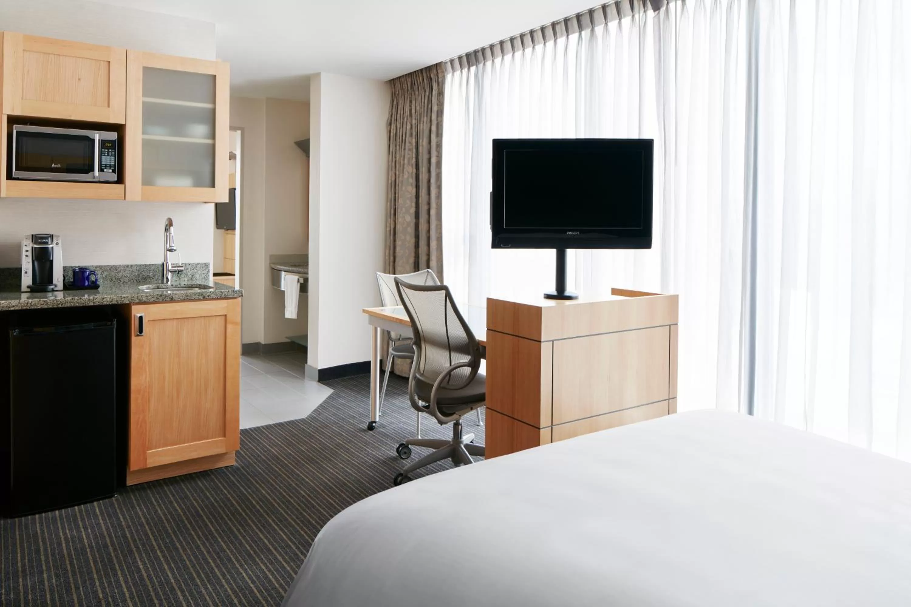 Kitchen or kitchenette, Bed in World Center Hotel