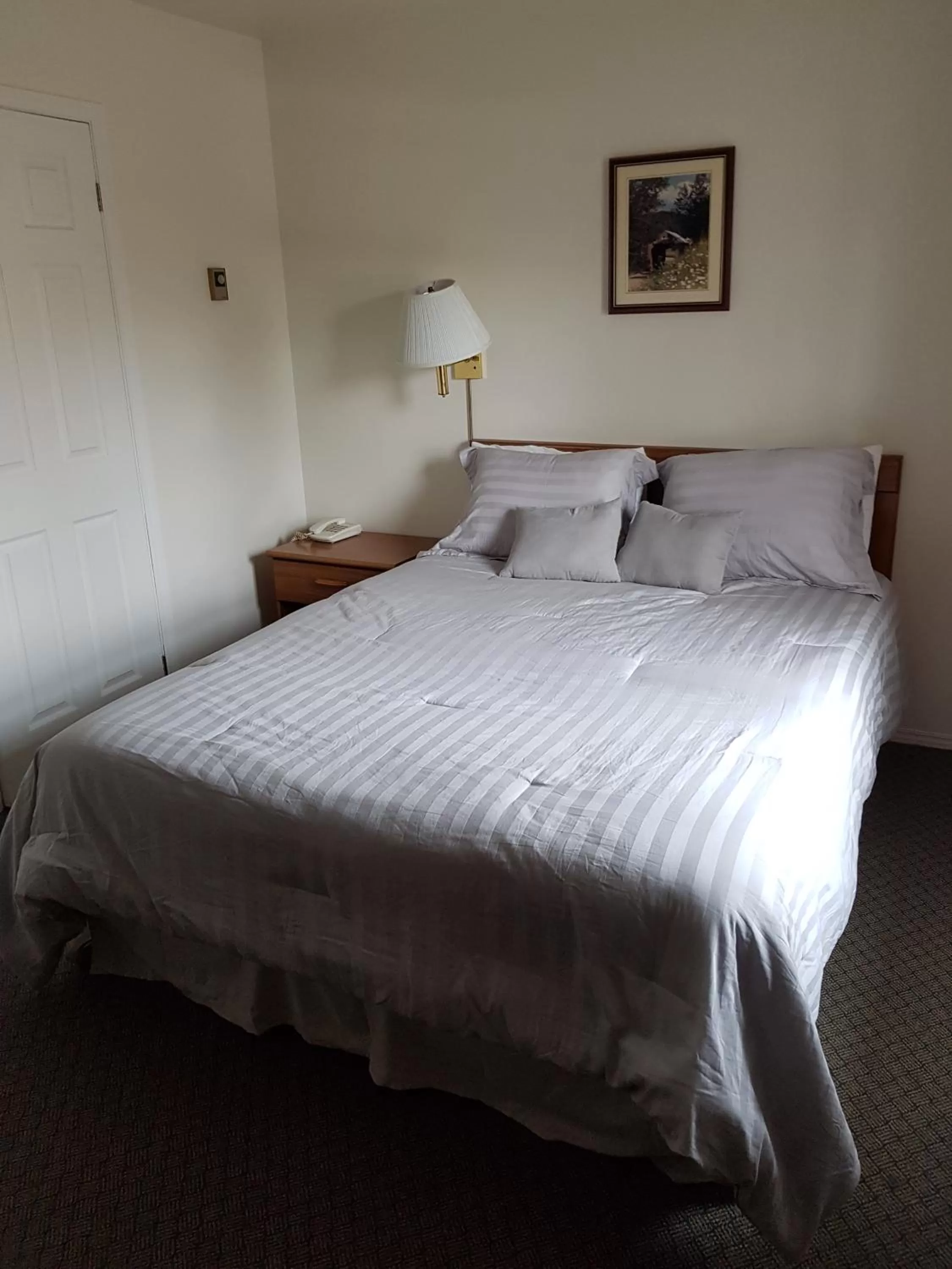 Bed in Covered Bridge Inn & Suites