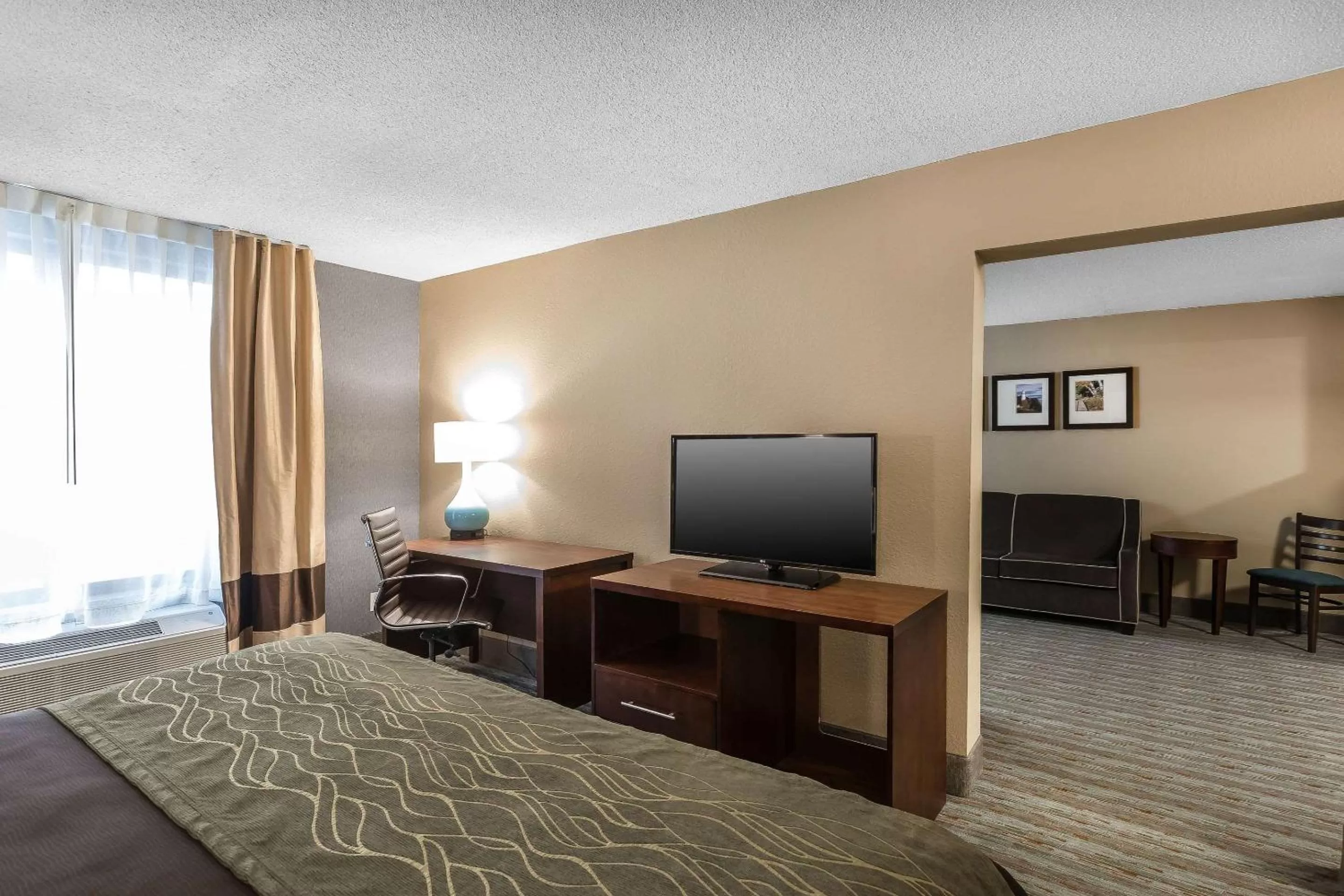 Photo of the whole room, Bed in Comfort Inn Bay City - Riverfront
