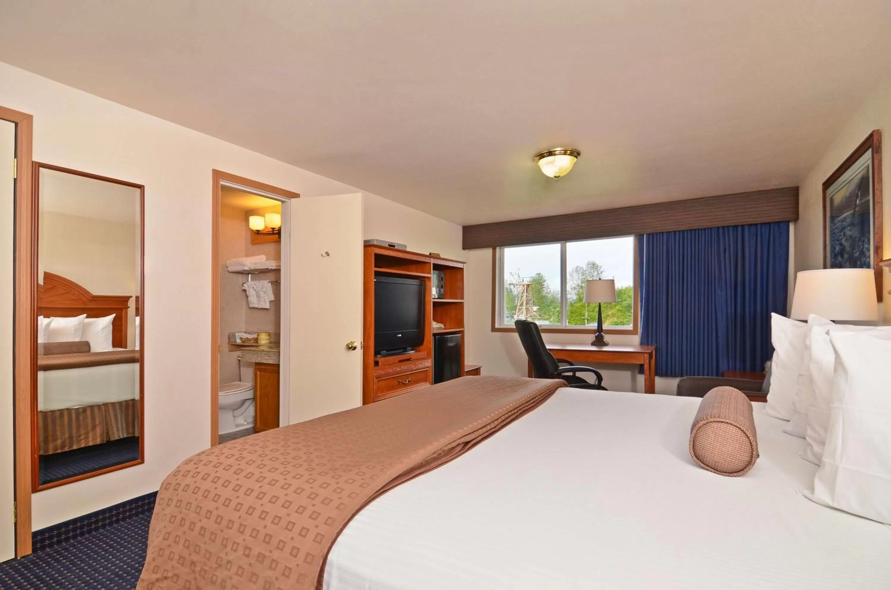 Photo of the whole room, Bed in Best Western Valdez Harbor Inn