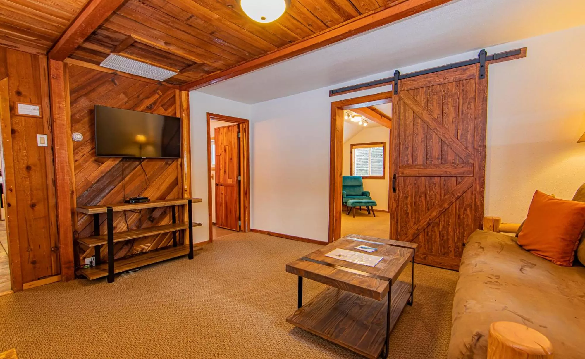 Bathroom, TV/Entertainment Center in Cooper Spur Mountain Resort
