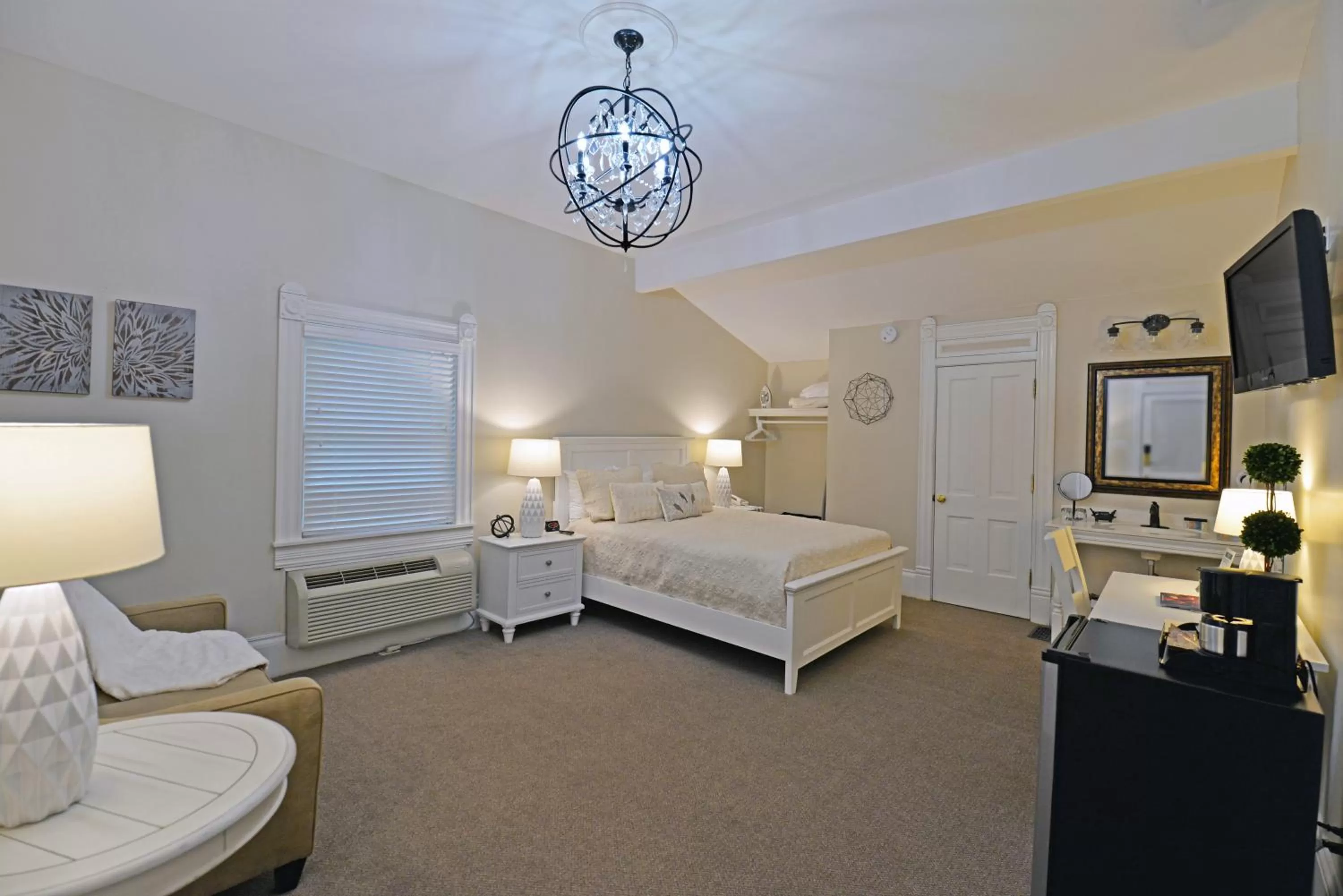 Photo of the whole room, Bed in Grant Street Inn - Bloomington