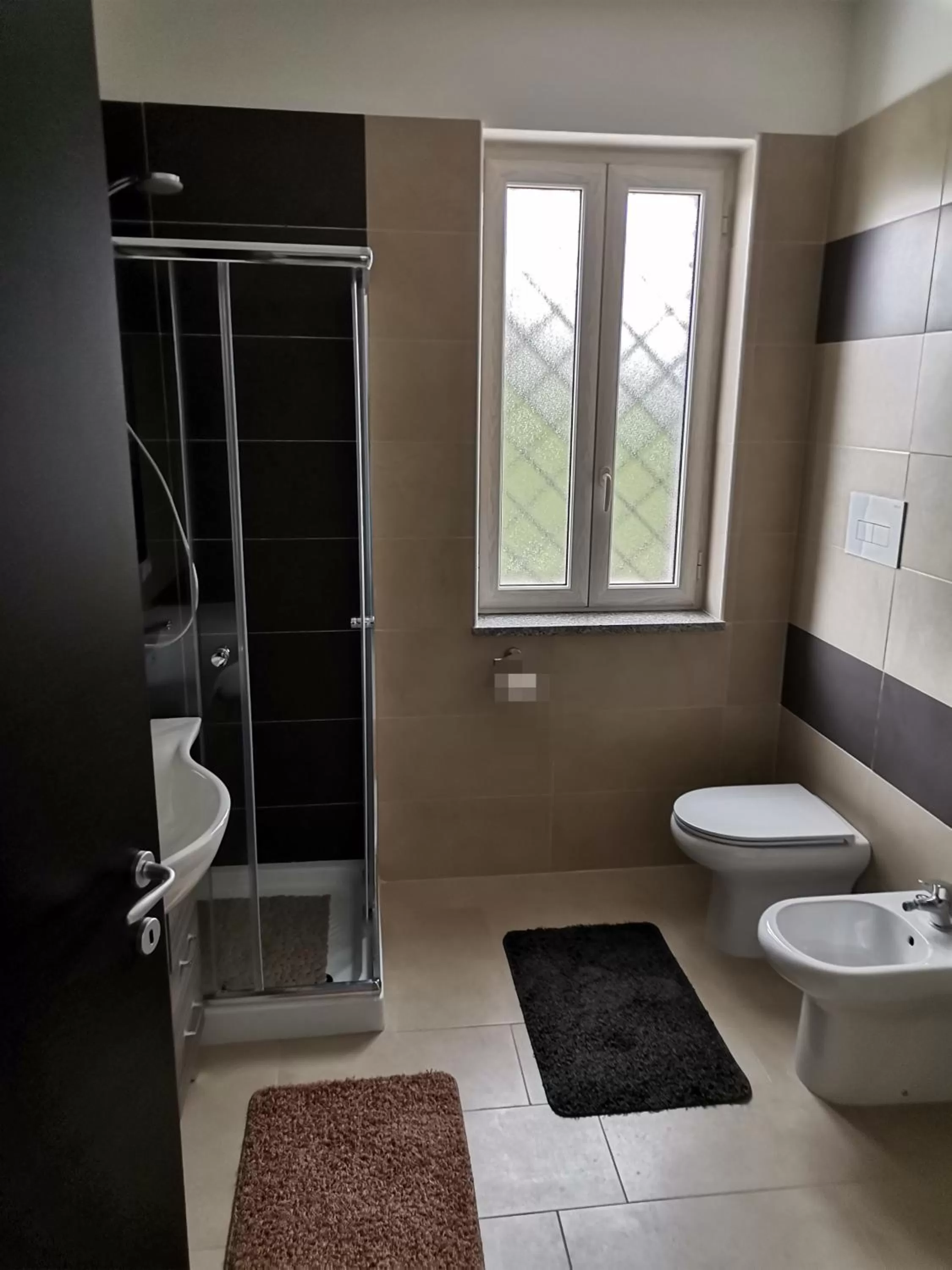 Bathroom in Montesarchiorooms