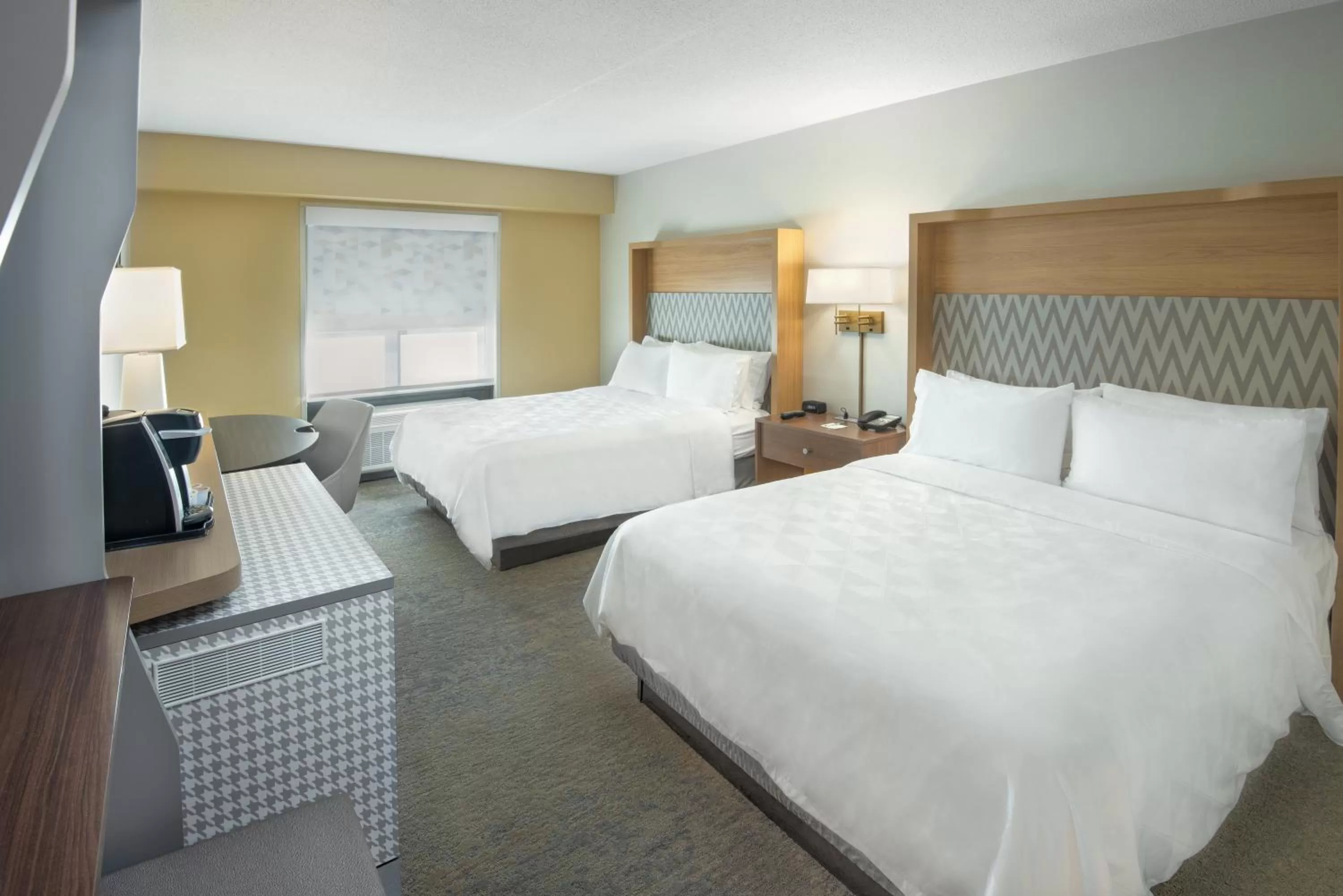 Photo of the whole room, Bed in Holiday Inn East Windsor by IHG