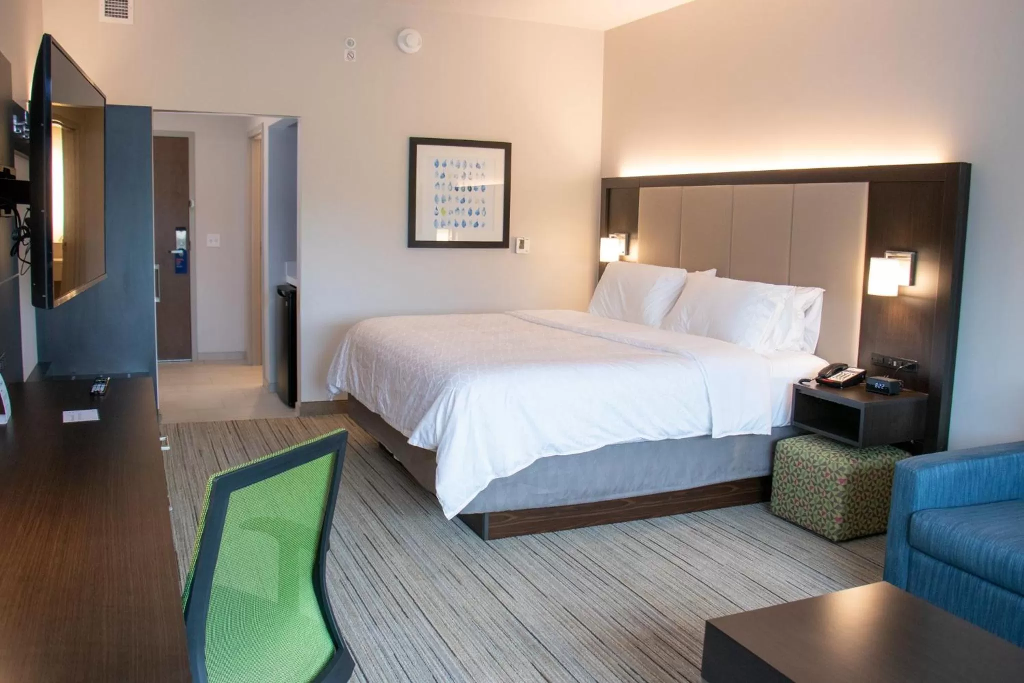Photo of the whole room, Bed in Holiday Inn Express & Suites Tuscaloosa East by IHG