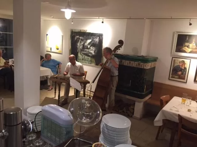 Restaurant/places to eat in Röschenzerhof