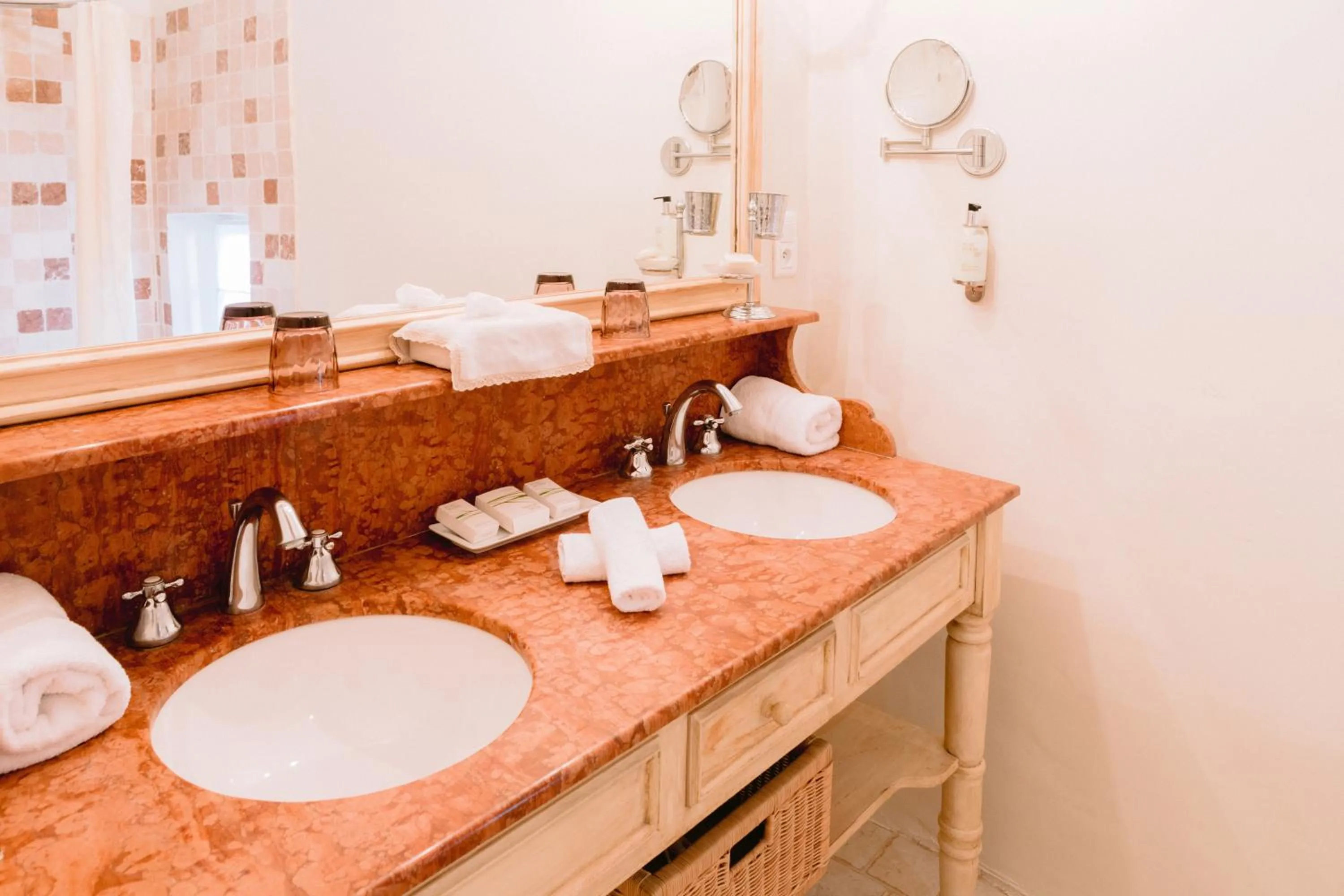 Bathroom in Le Mas De La Rose - Teritoria