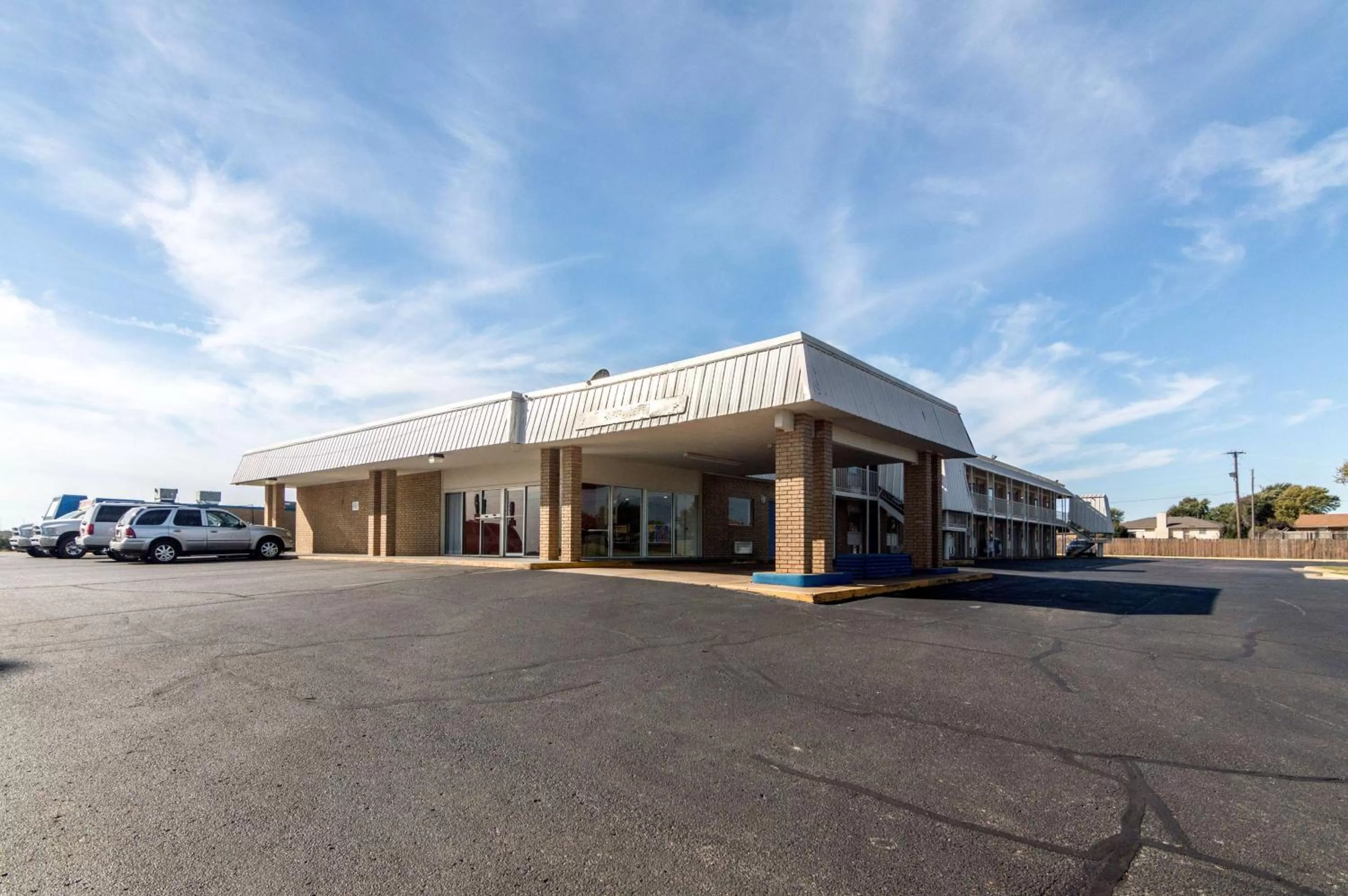 Property Building in Motel 6-Clinton, OK