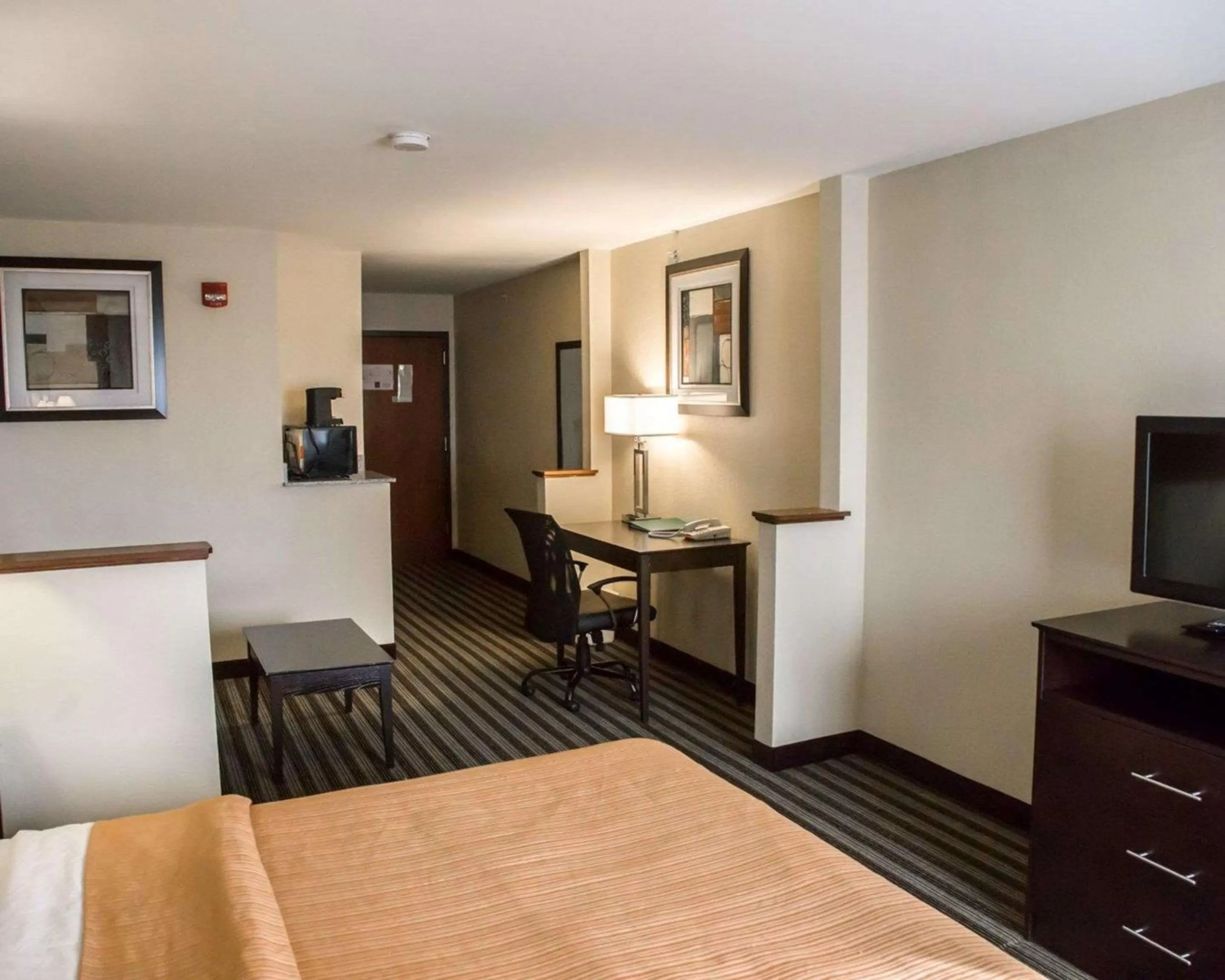 Photo of the whole room, Bed in Quality Inn & Suites Loves Park near Rockford