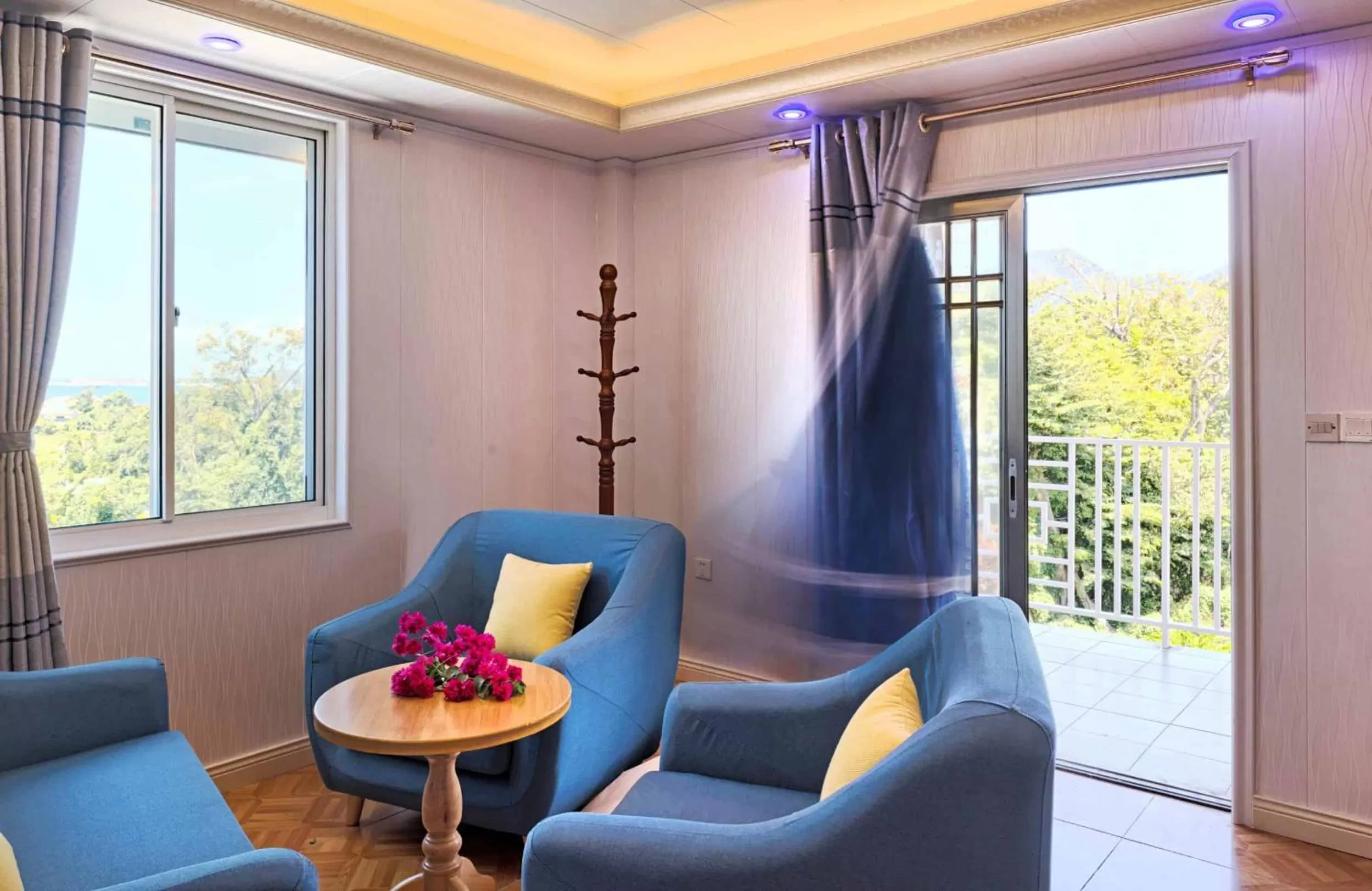 Seating area in Riverside Hotel