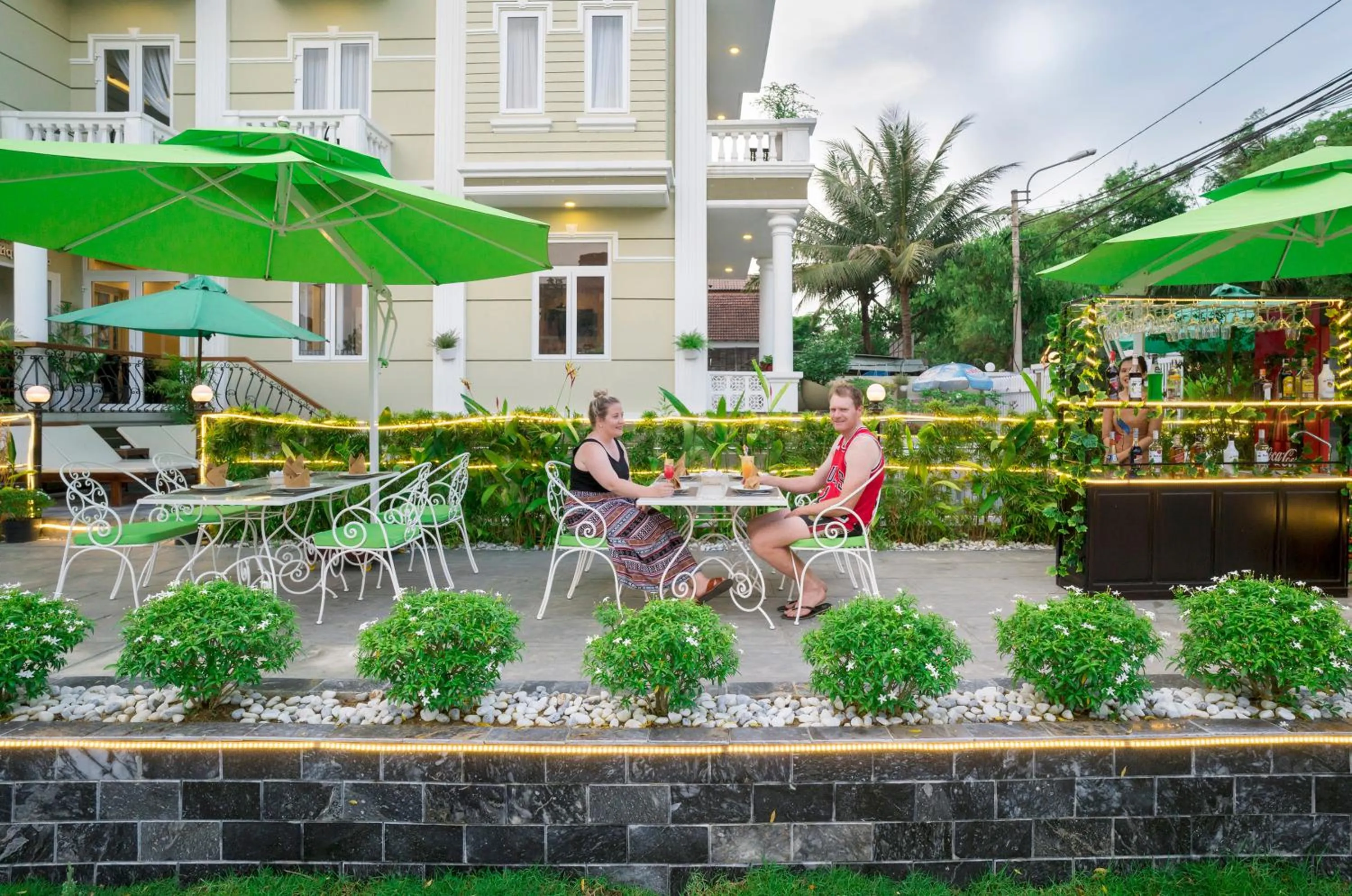 Restaurant/places to eat in Golden Bell Backpacker Hotel & Pool Bar