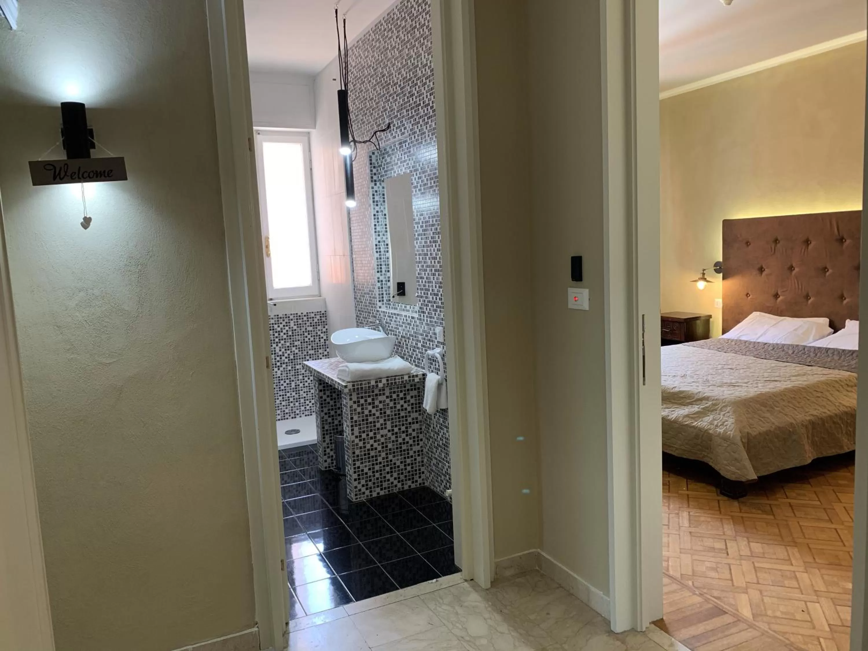 Bathroom, Bed in L'Attico di Piazza Mazzini Rooms