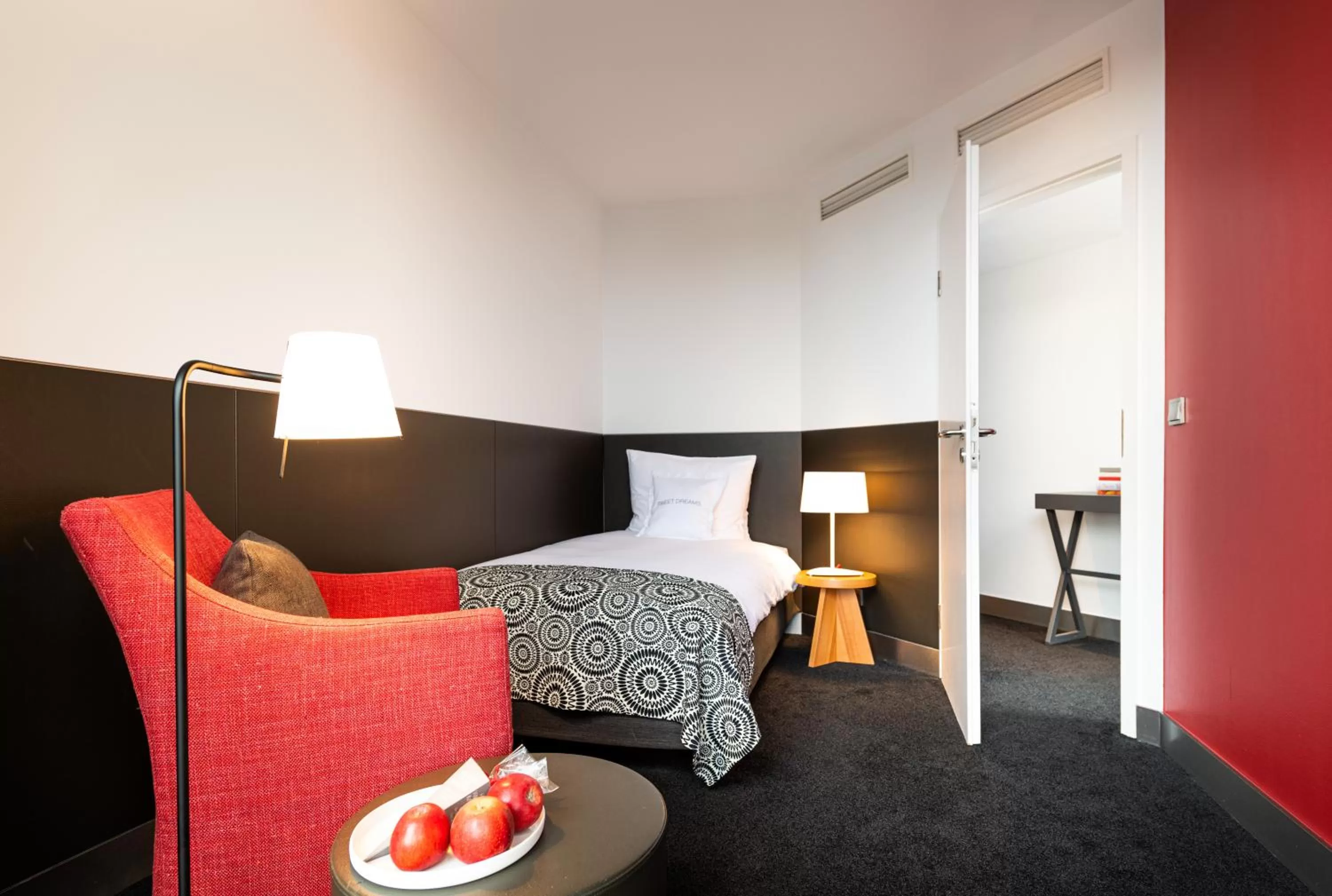 Bed in THE MADISON Hotel Hamburg