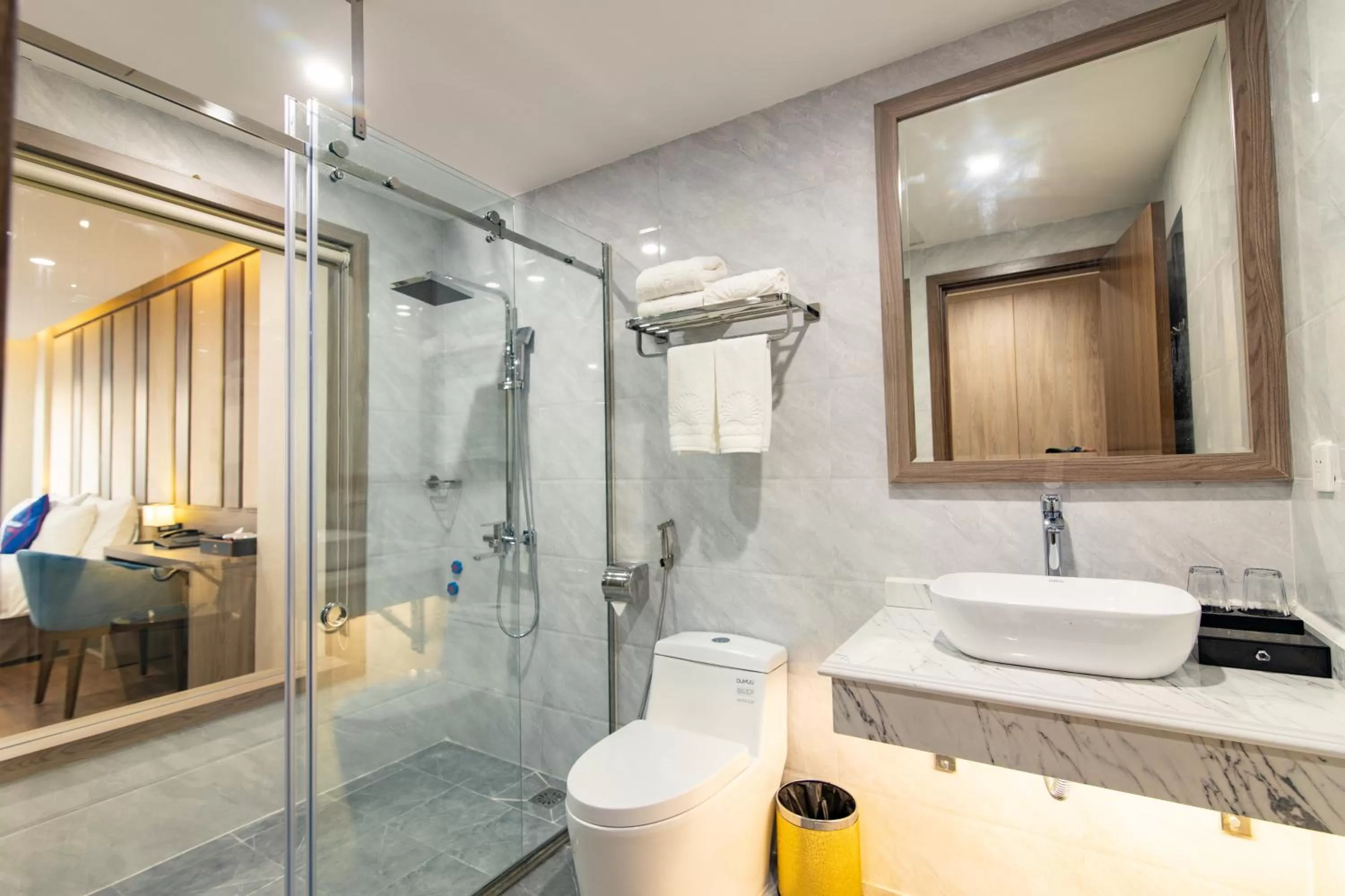 Shower in Sunshine Hotel Móng Cái