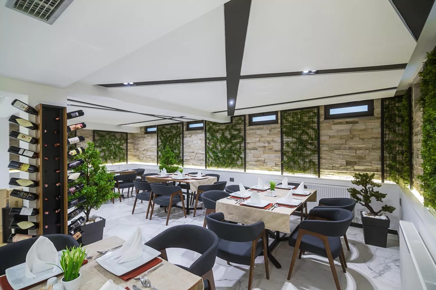 Restaurant/Places to Eat in Hotel Regal