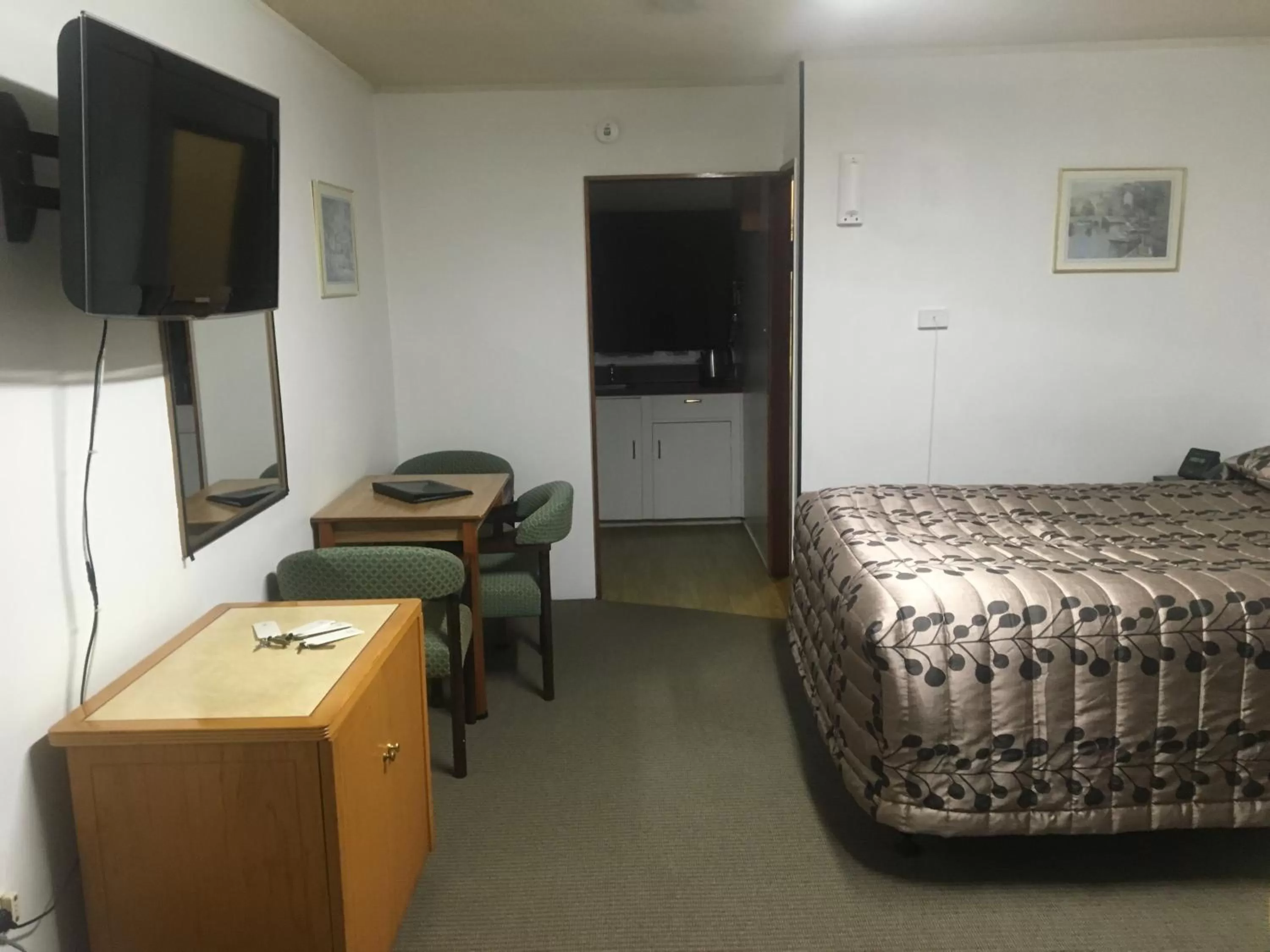 Photo of the whole room, Bed in New Haven Motel