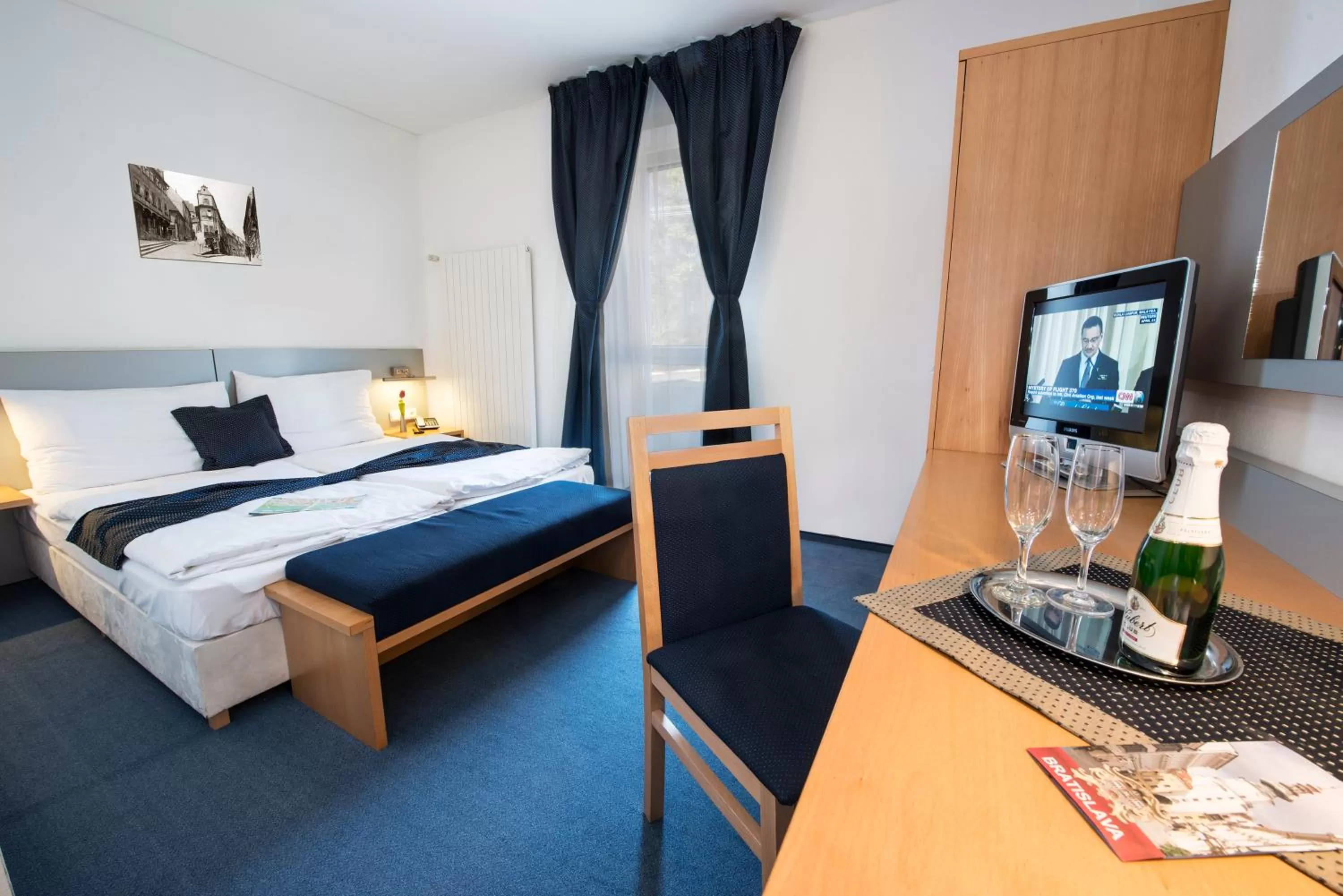 TV and multimedia, Bed in Felicity Garni Hotel