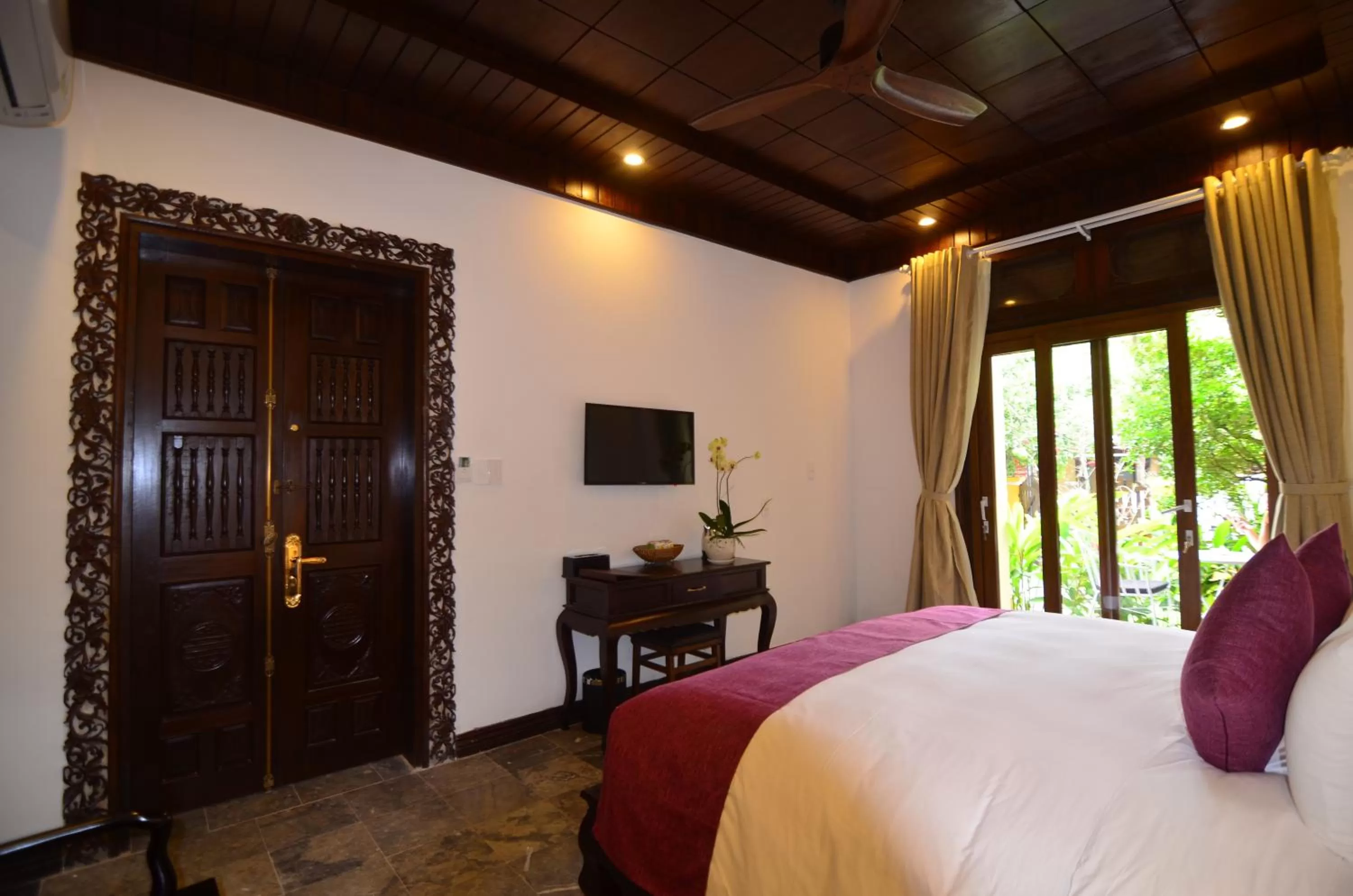 Photo of the whole room, Bed in Hoian Central Hotel
