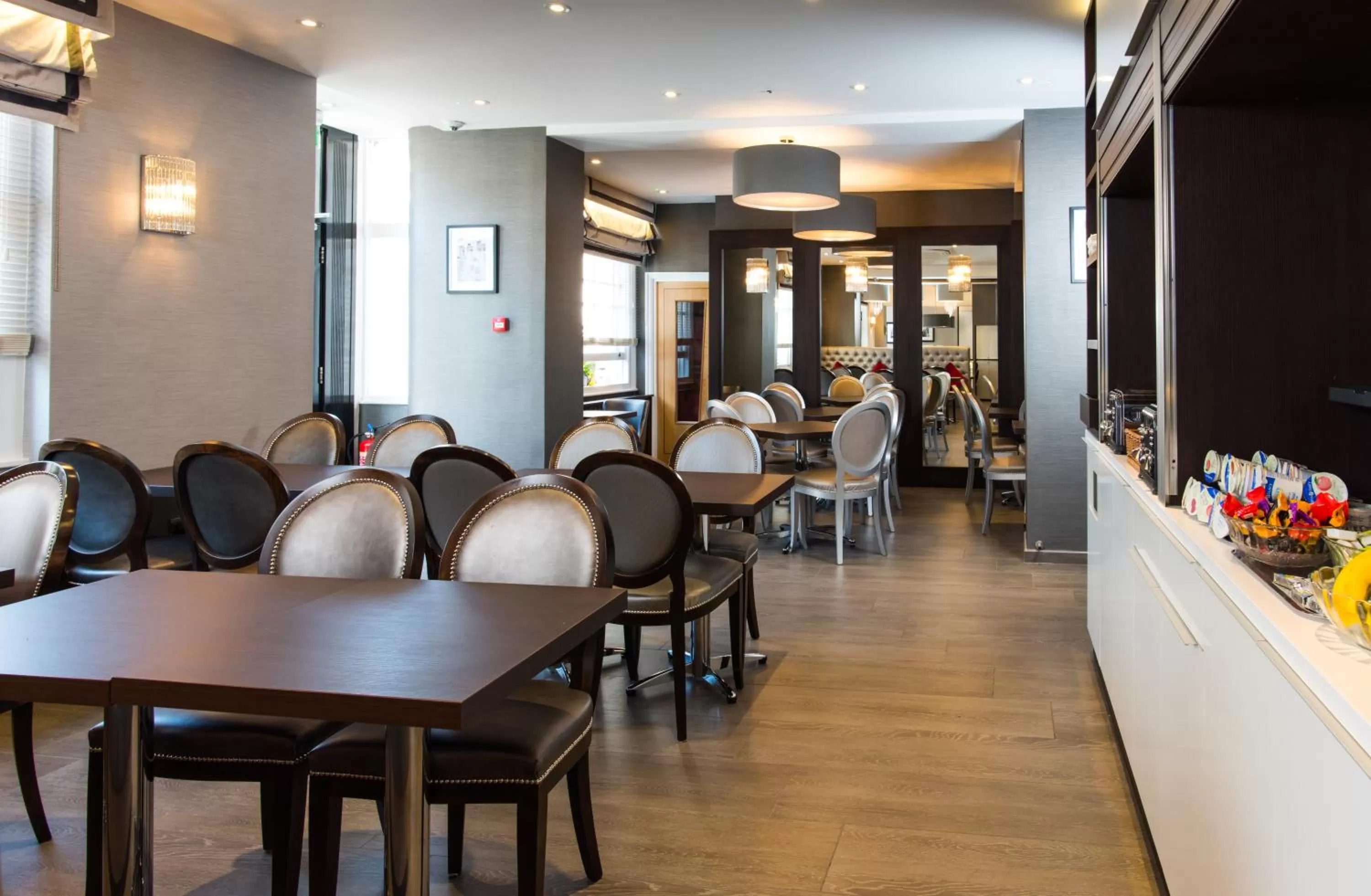 Communal lounge/ TV room in Best Western Buckingham Palace Rd