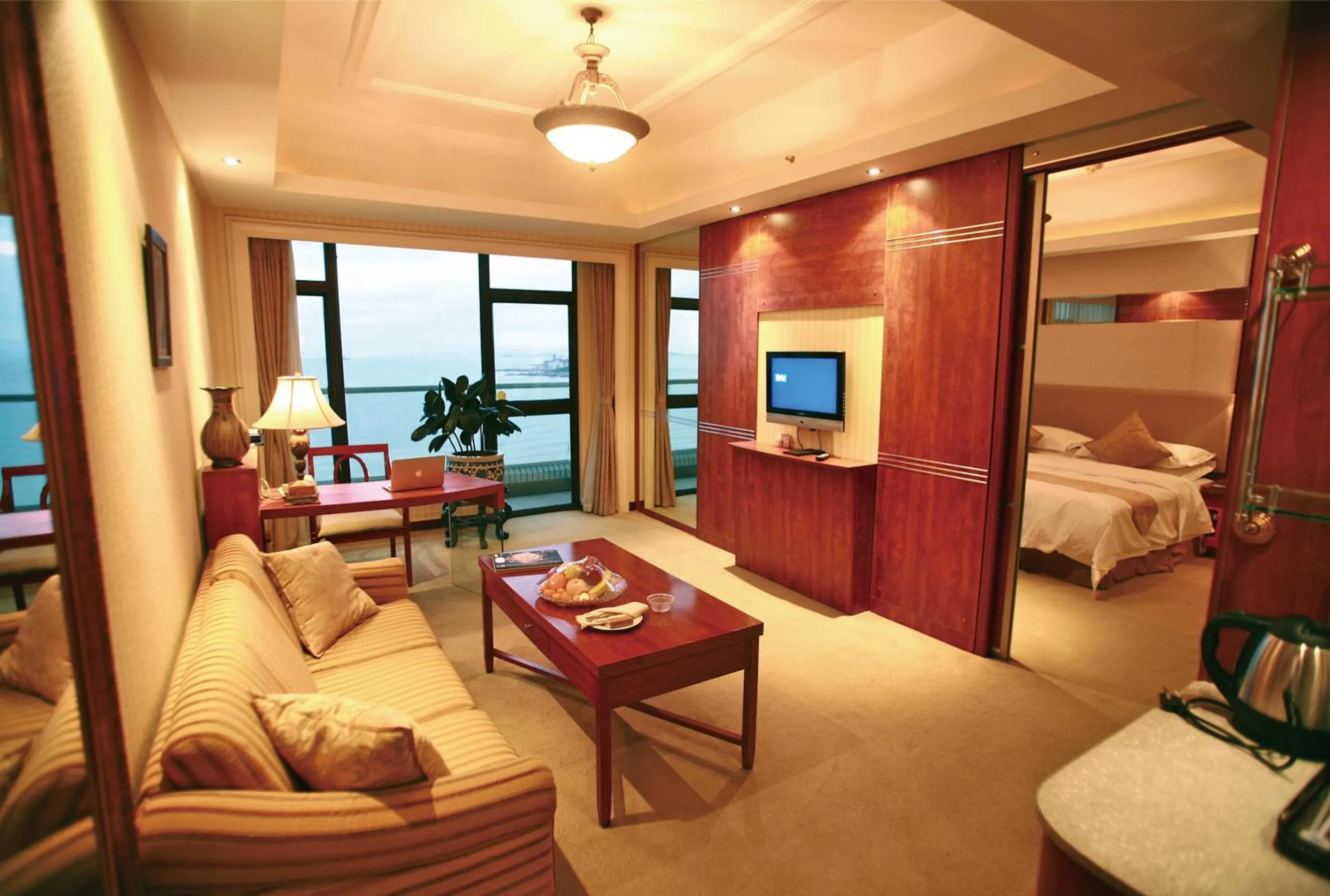 Living room, Bed in Huiquan Dynasty Hotel Qingdao