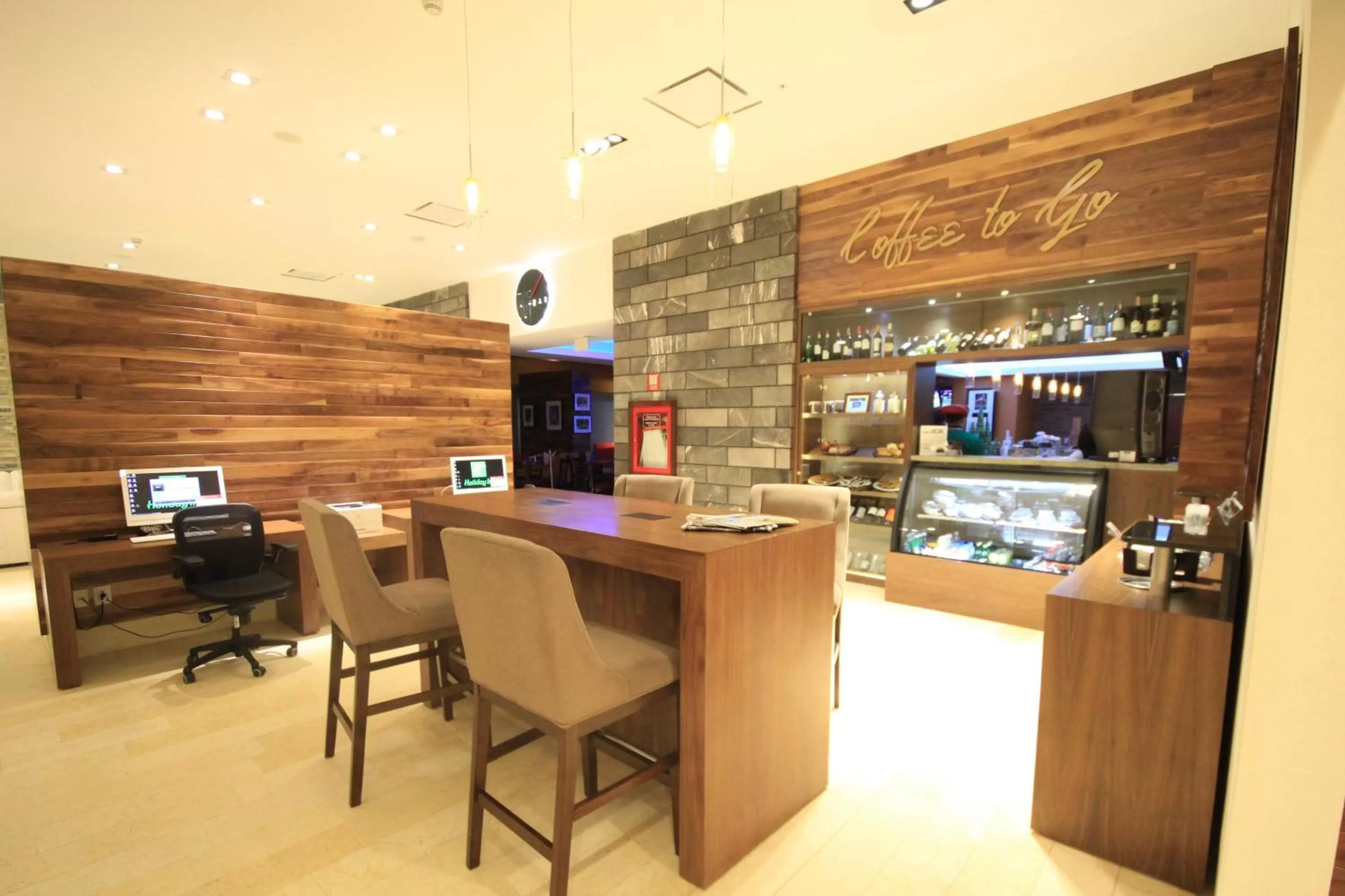 Coffee/tea facilities in Holiday Inn & Suites Plaza Mayor by IHG