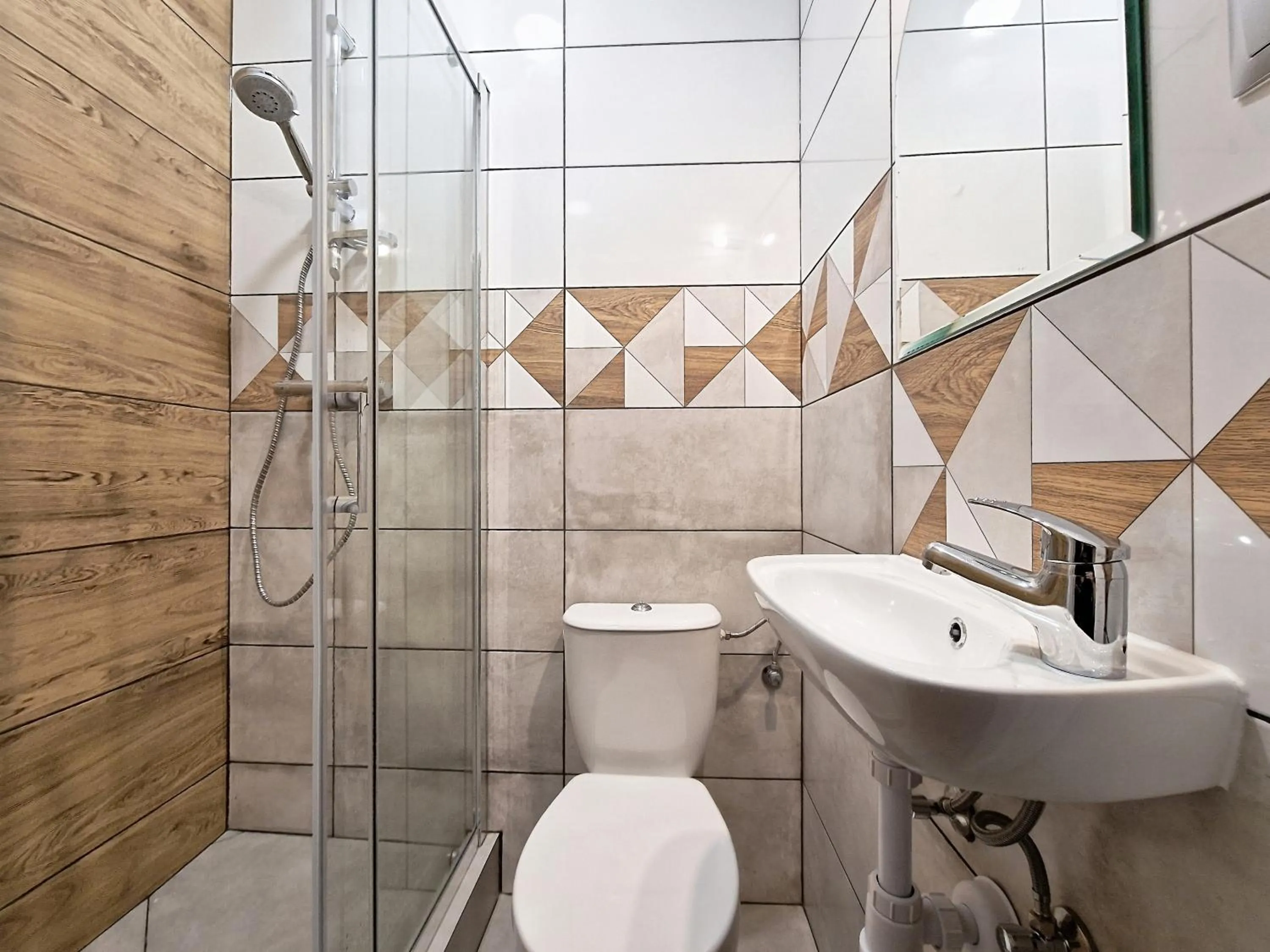 Shower in Hostel Helvetia Rooms Warsaw CITY CENTER and OLD TOWN