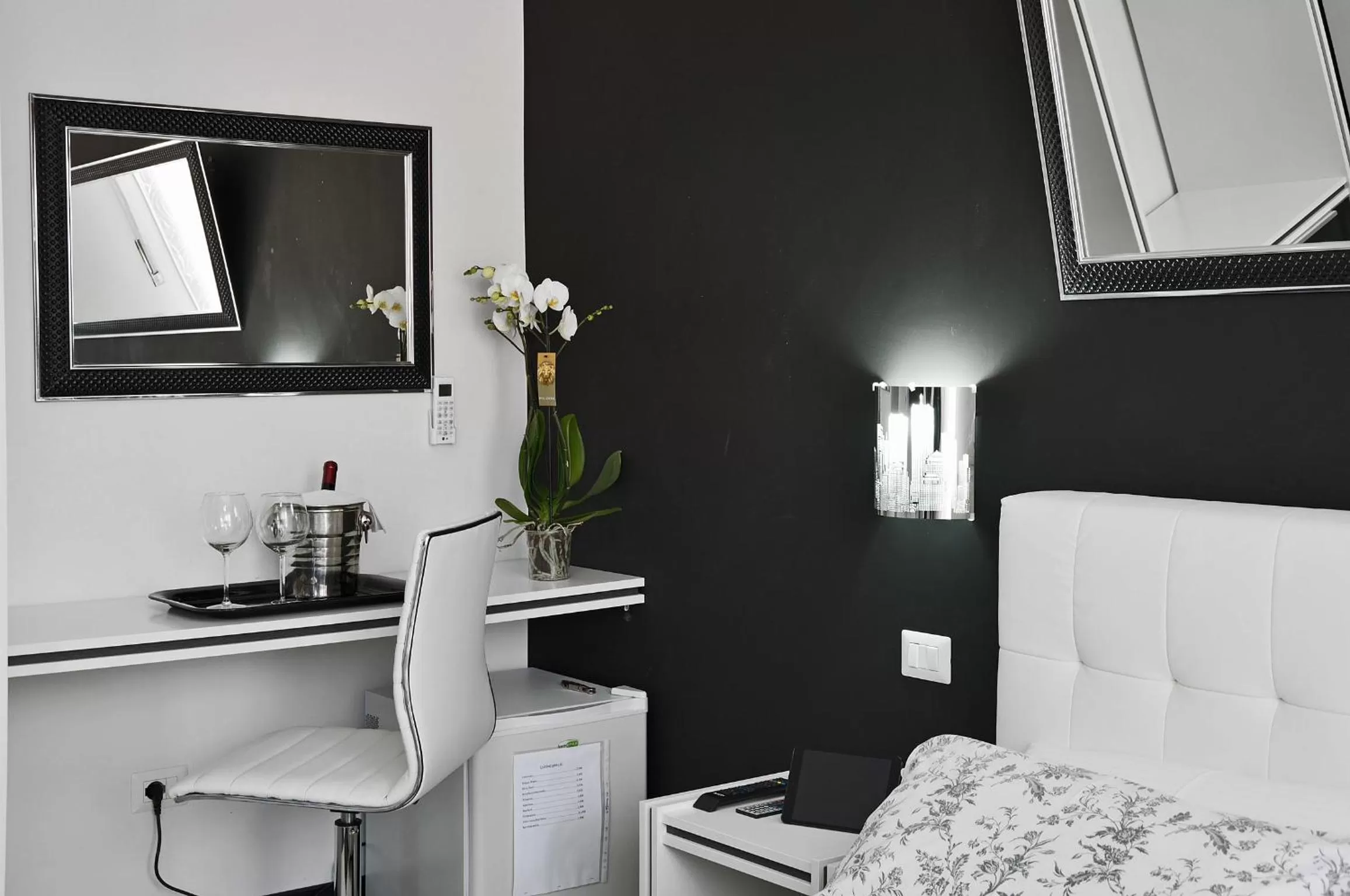 Bedroom, Bed in Black & White G&G