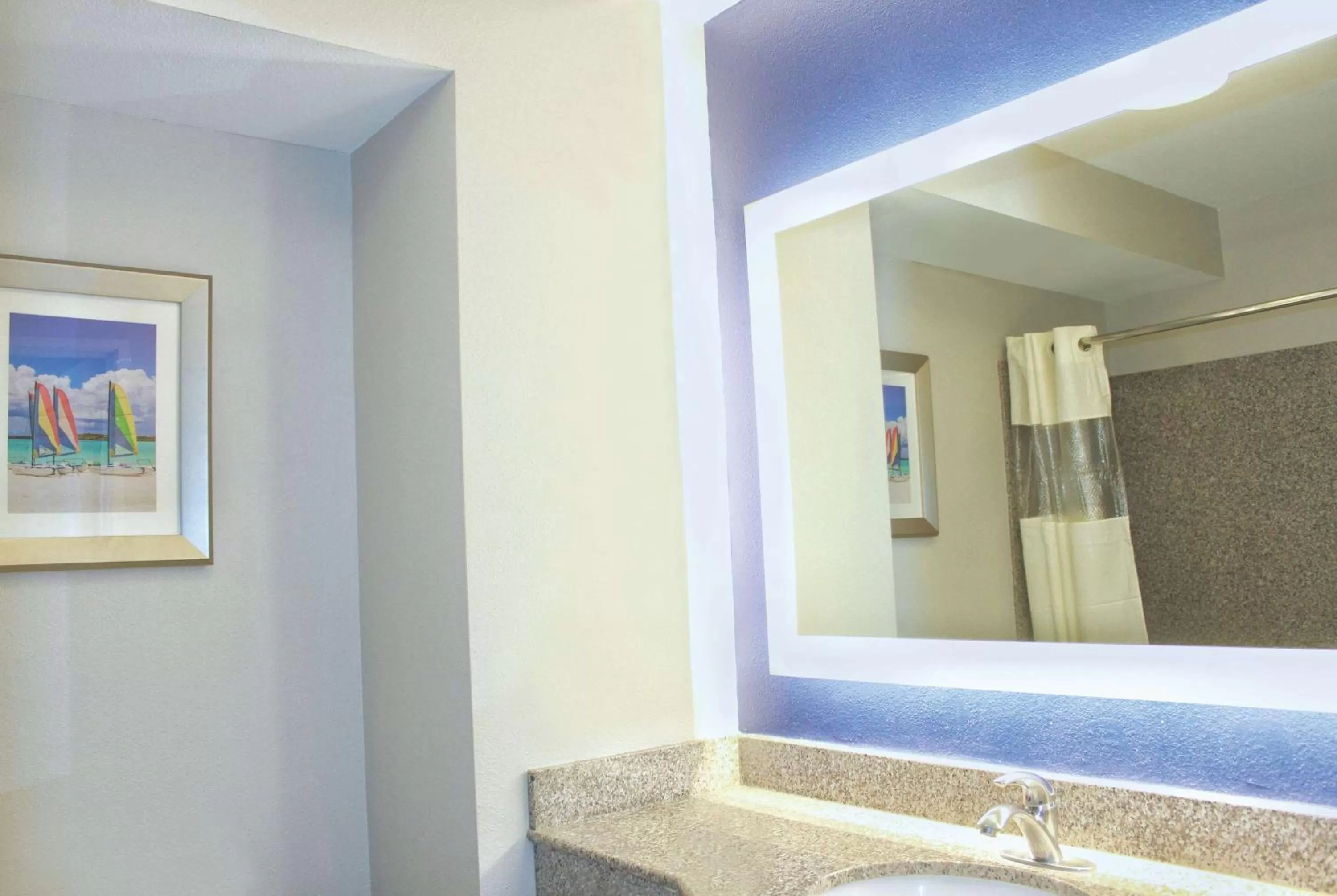 Bathroom in La Quinta by Wyndham NE Long Beach/Cypress