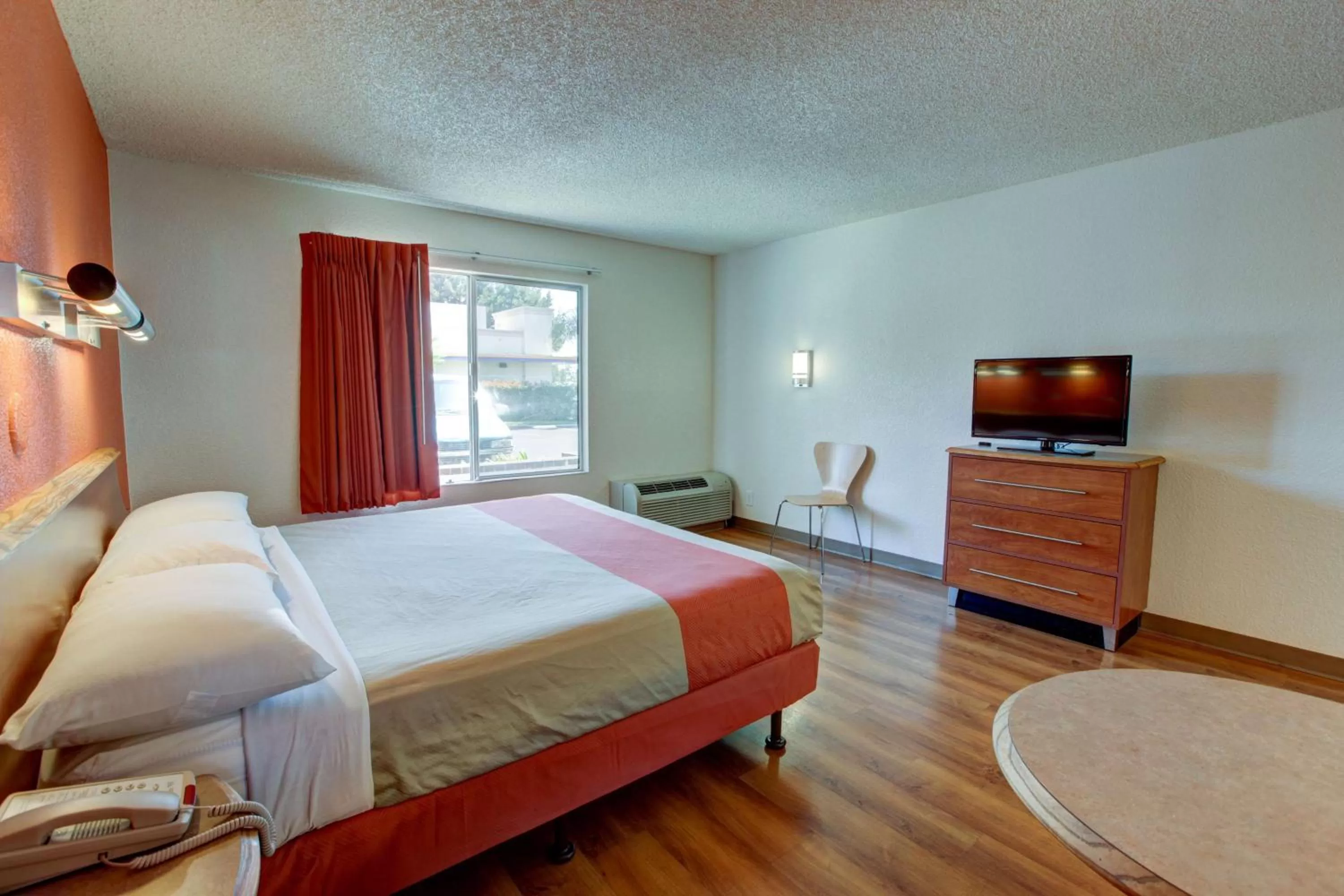 TV and multimedia, Bed in Motel 6-Santa Ana, CA - Irvine - Orange County Airport