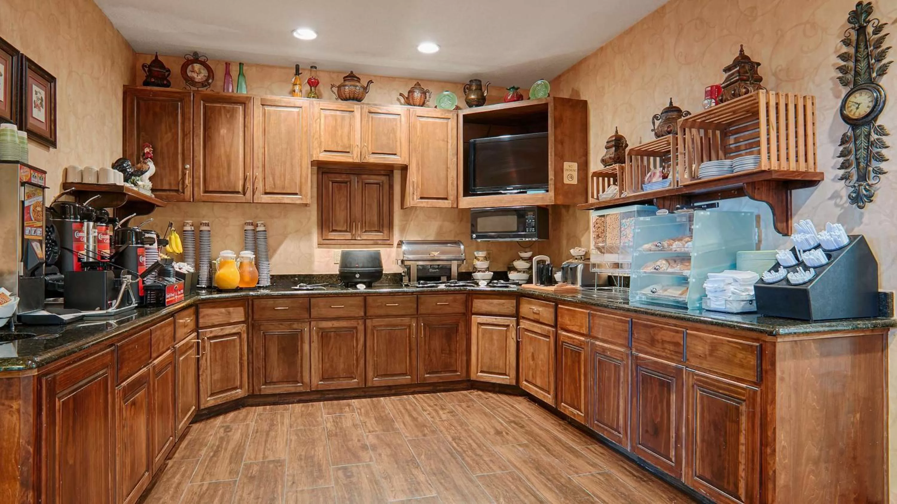 Breakfast in Best Western Plus Southpark Inn & Suites