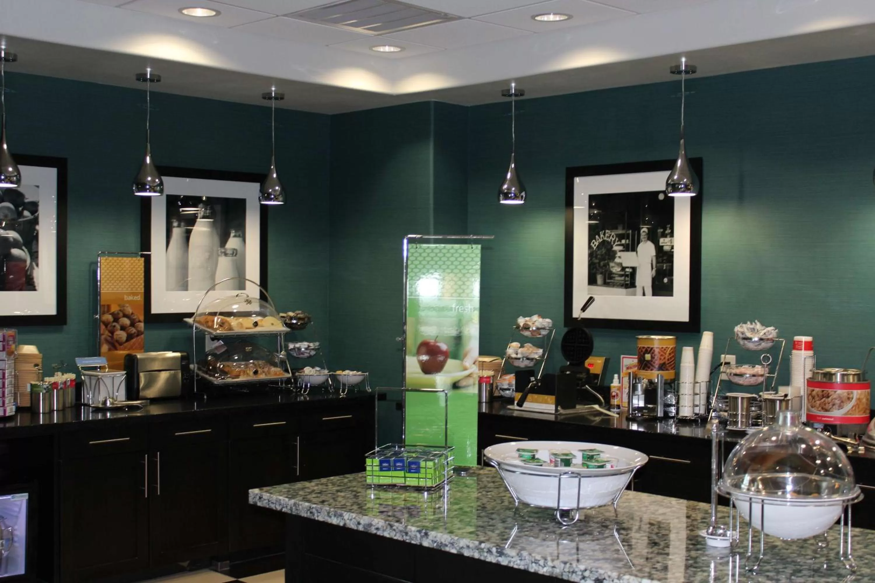 Dining area in Hampton Inn Cotulla