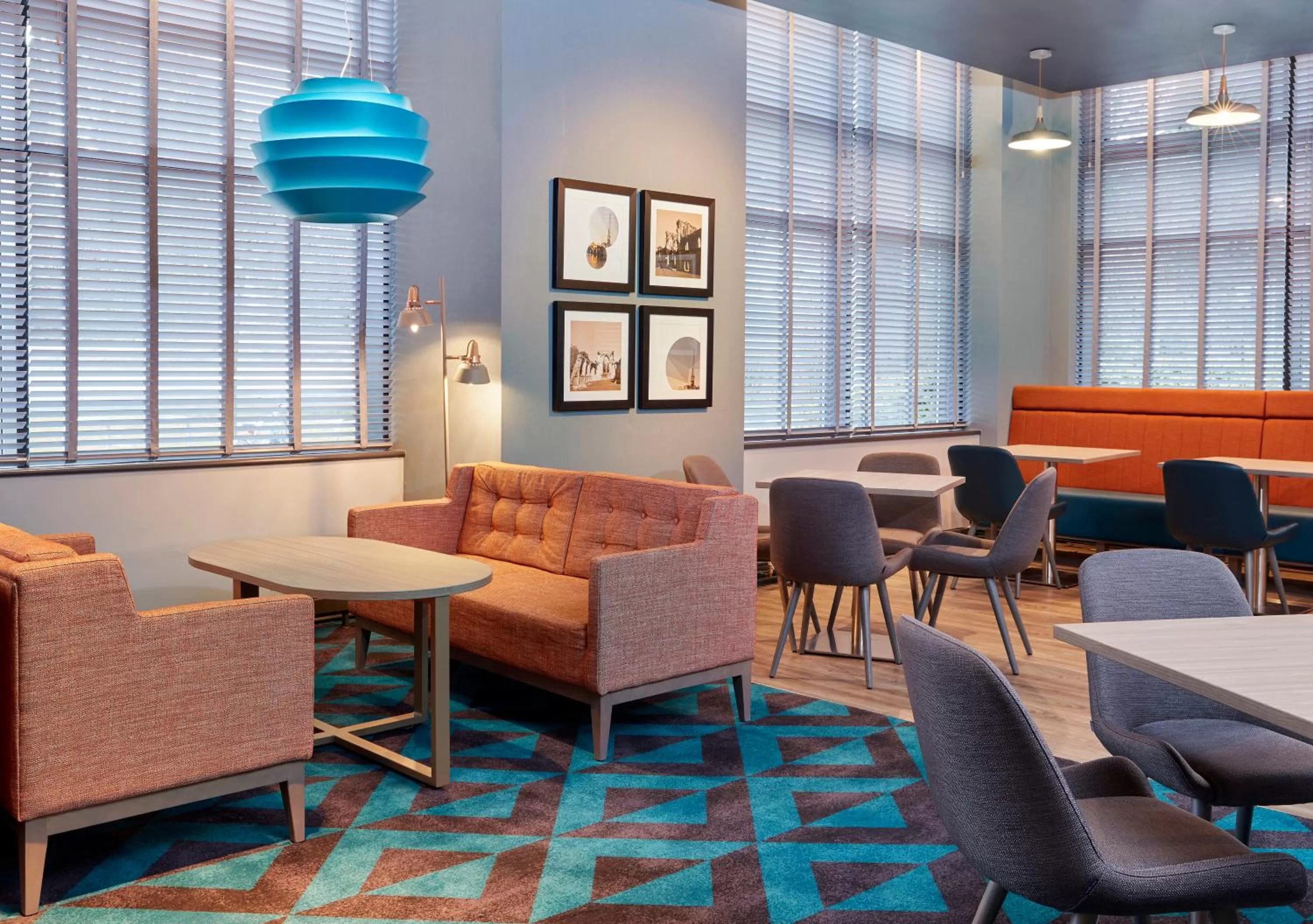 Lounge or bar in Leonardo Hotel Southampton