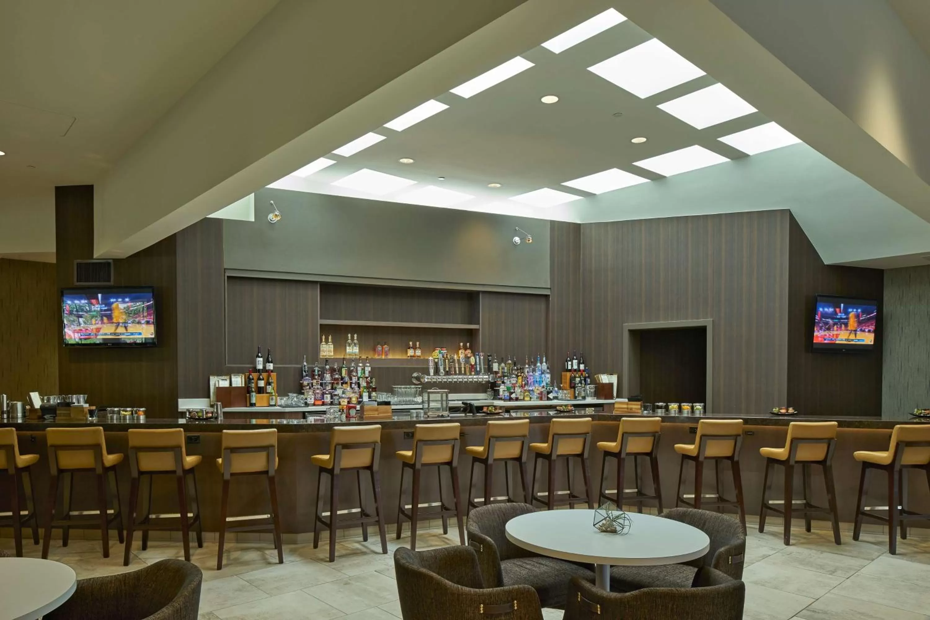 Lounge or bar in Hilton Raleigh North Hills