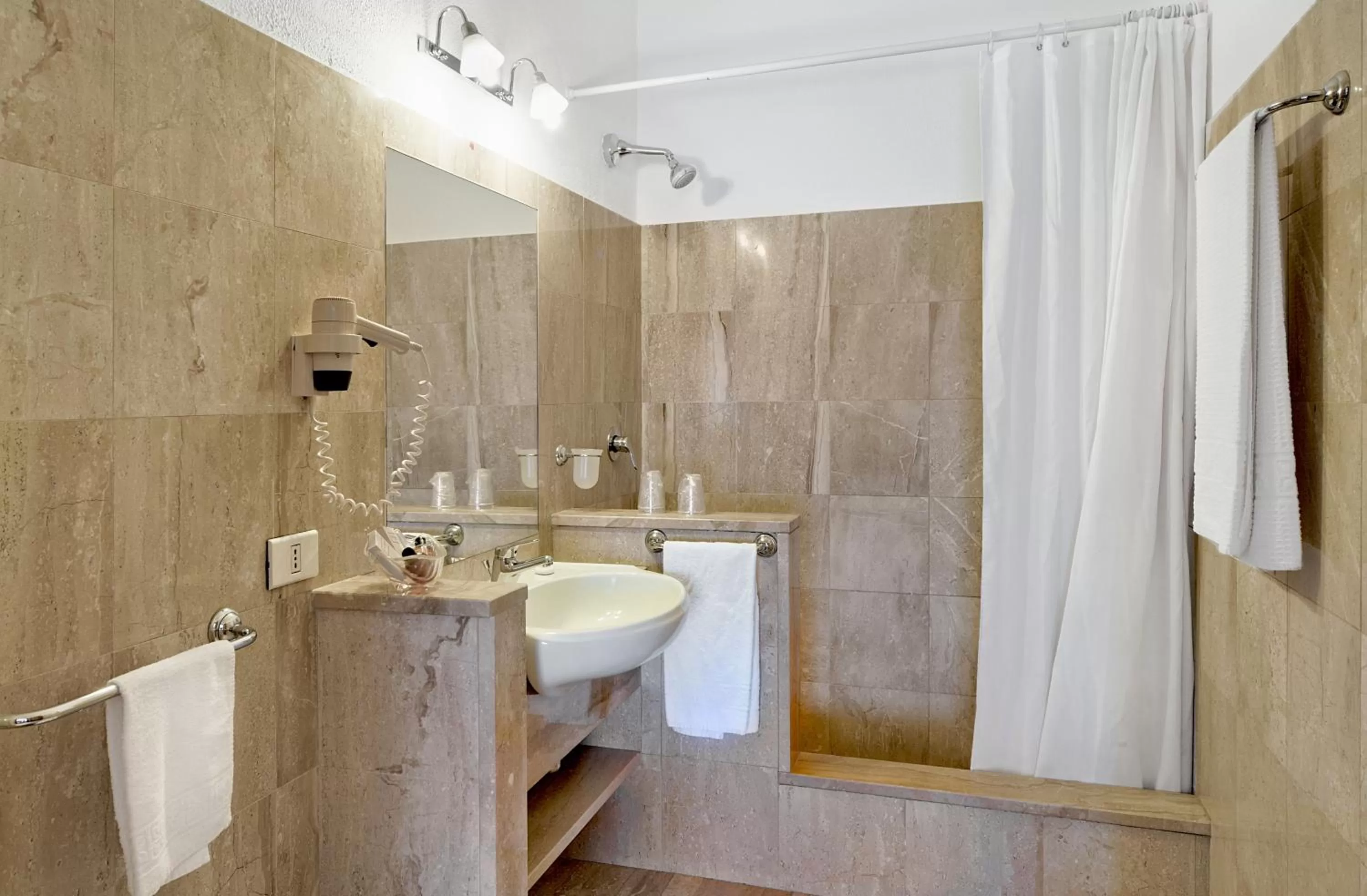 Shower in Colonna Palace Hotel Mediterraneo