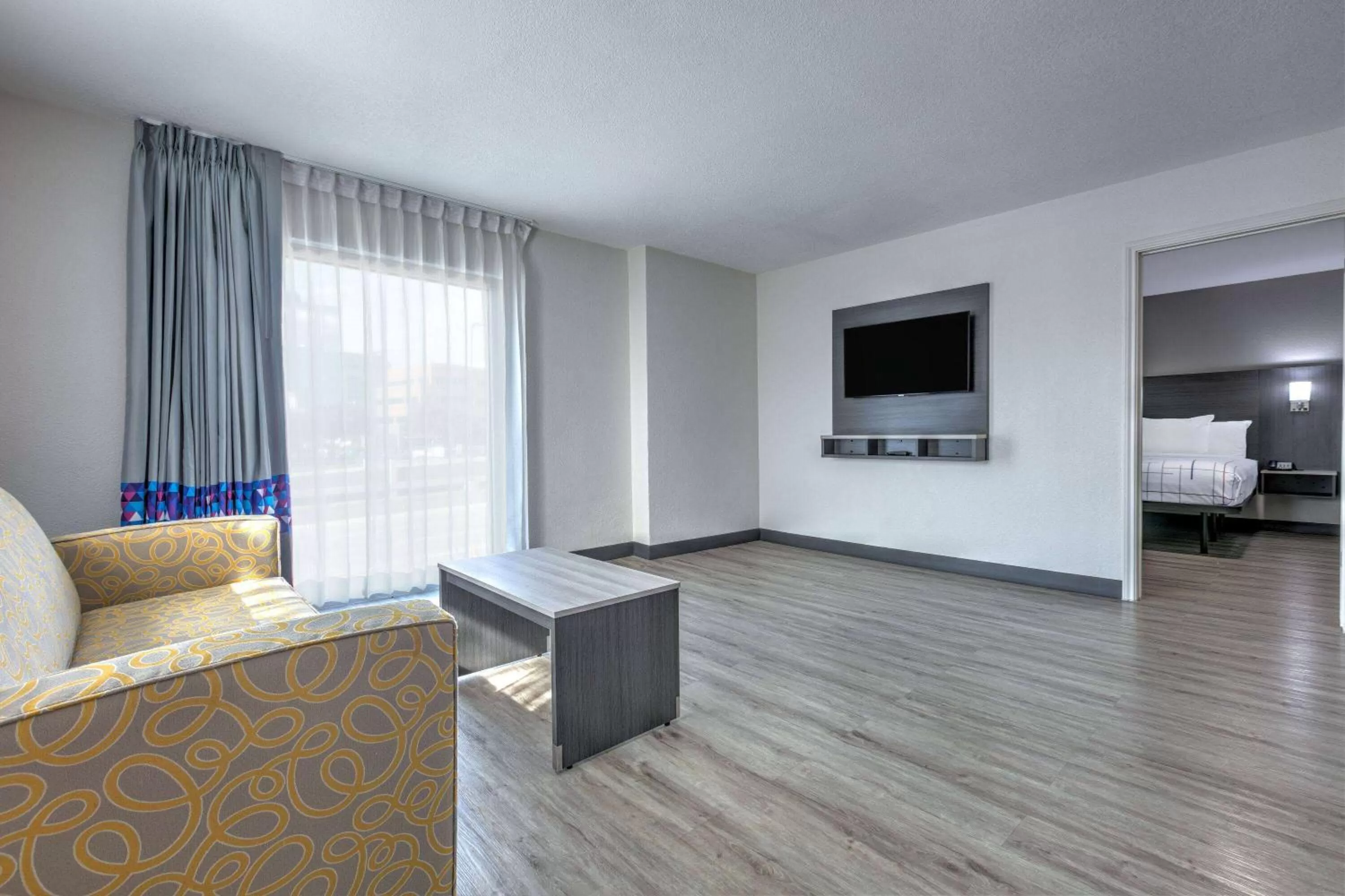 Bed in La Quinta Inn by Wyndham Dallas Uptown