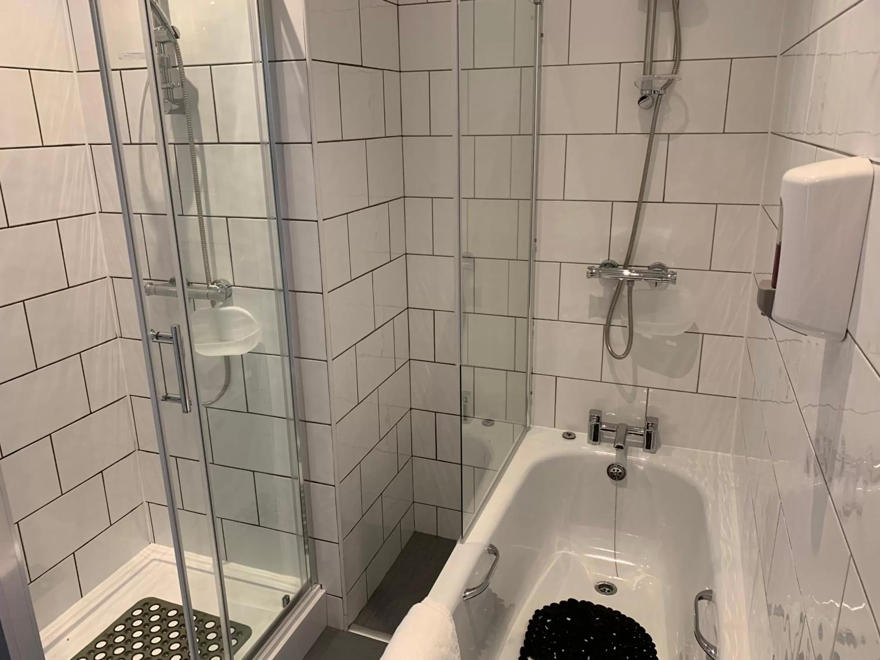 Shower in The Royal Clarence Hotel (on the Seafront)