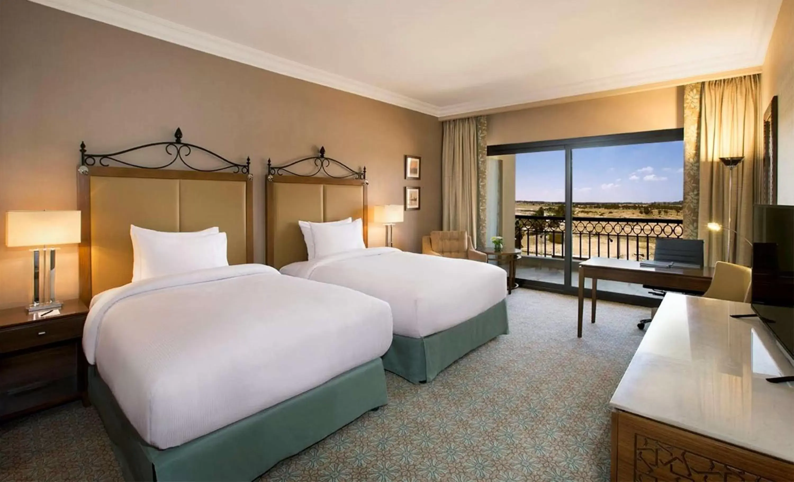 Twin Guest Room with Balcony in Hilton Alexandria King's Ranch Hotel Twin Guest Room with Balcony in Hilton Alexandria King's Ranch Hotel