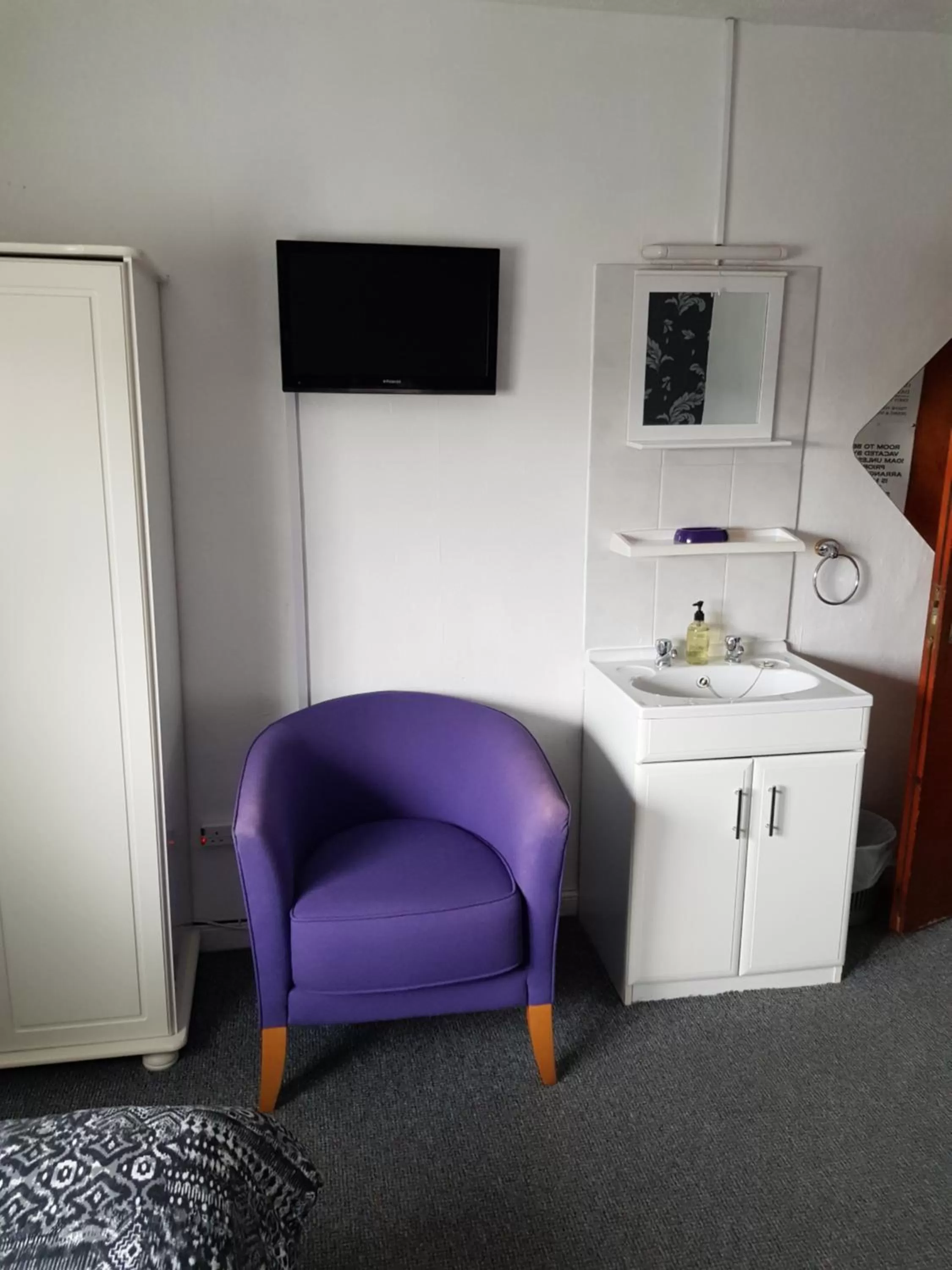 Bedroom, TV/Entertainment Center in Sunnyside Hotel