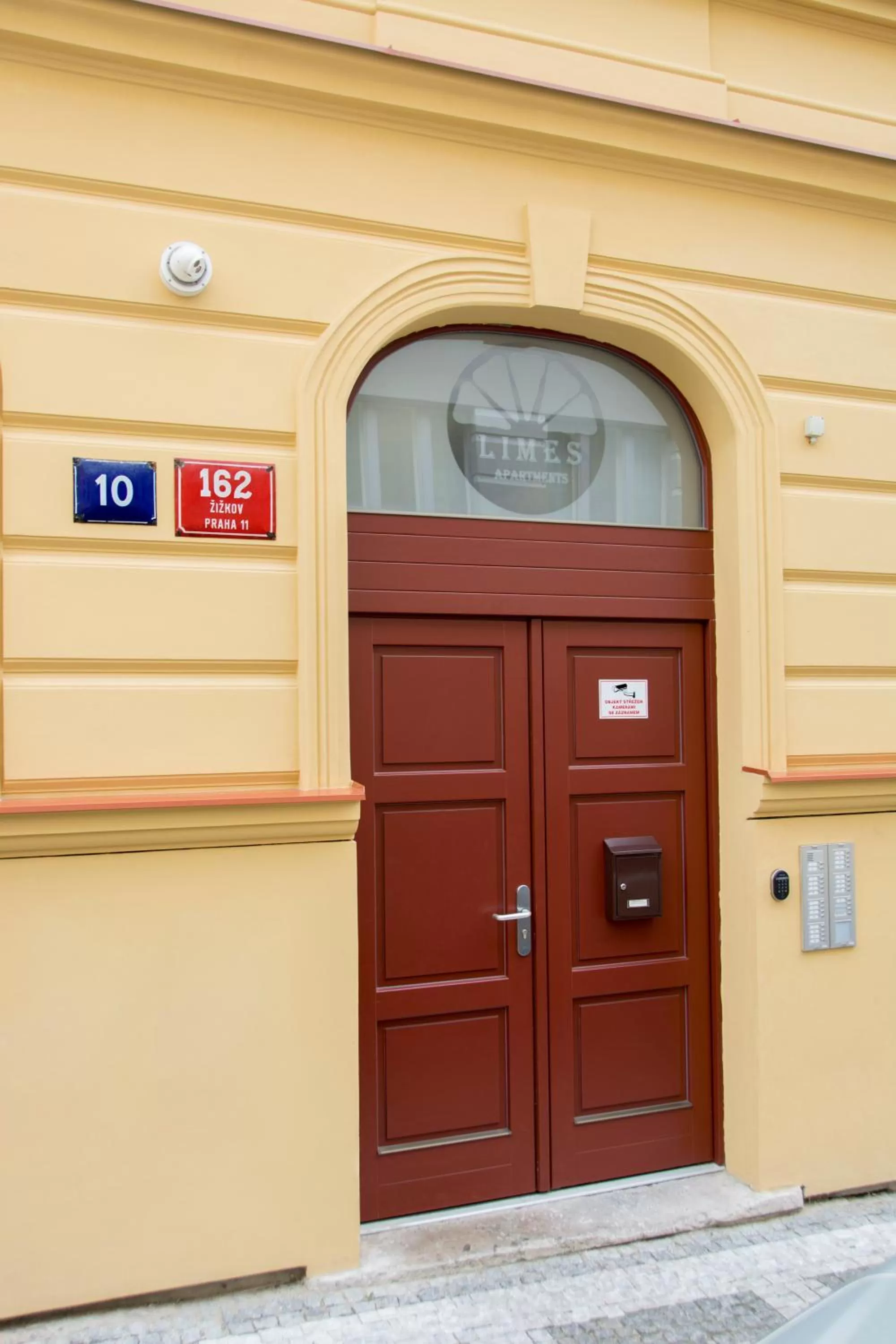 Facade/entrance in Limes Apartments