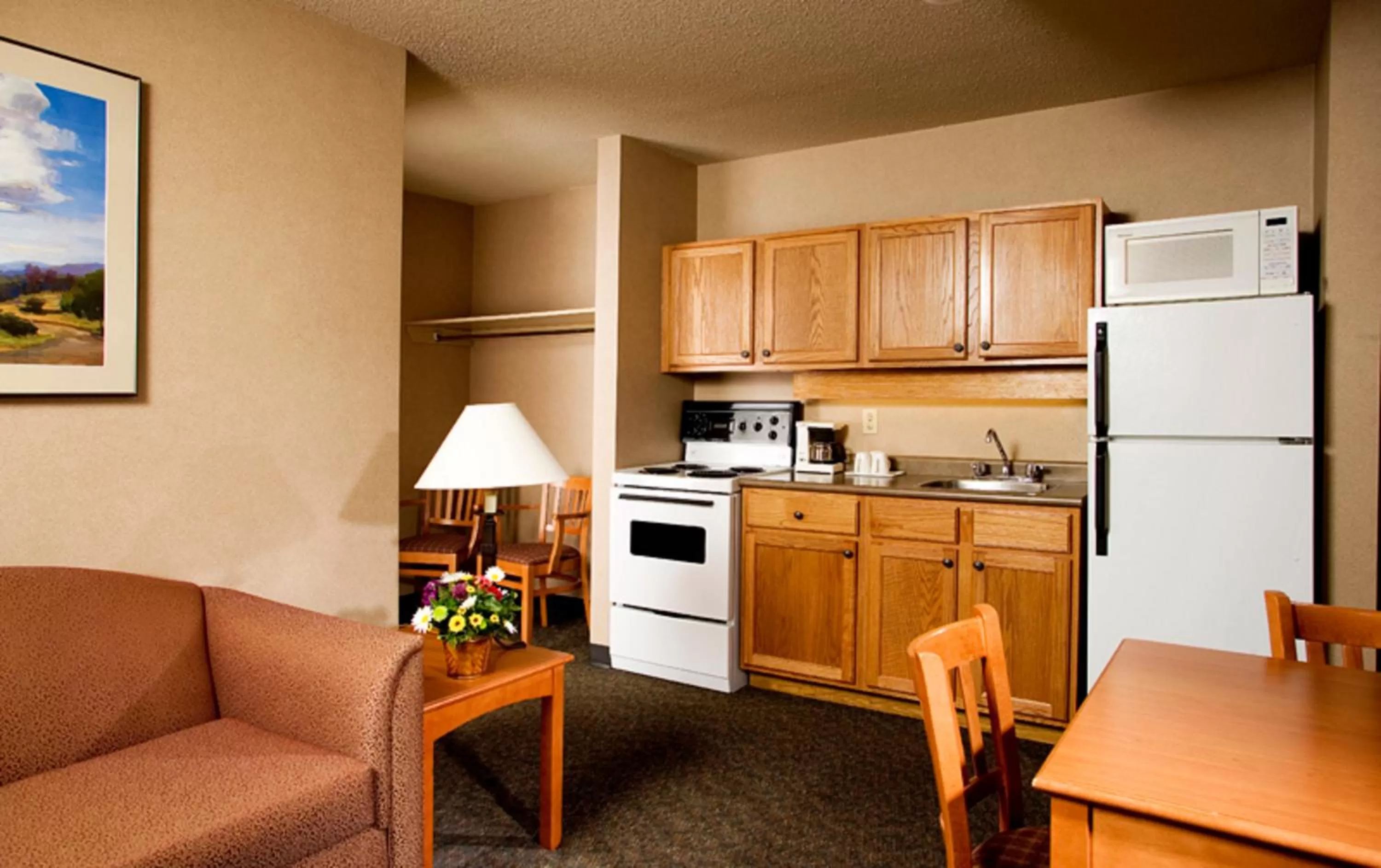 Kitchen or kitchenette in Lobstick Lodge