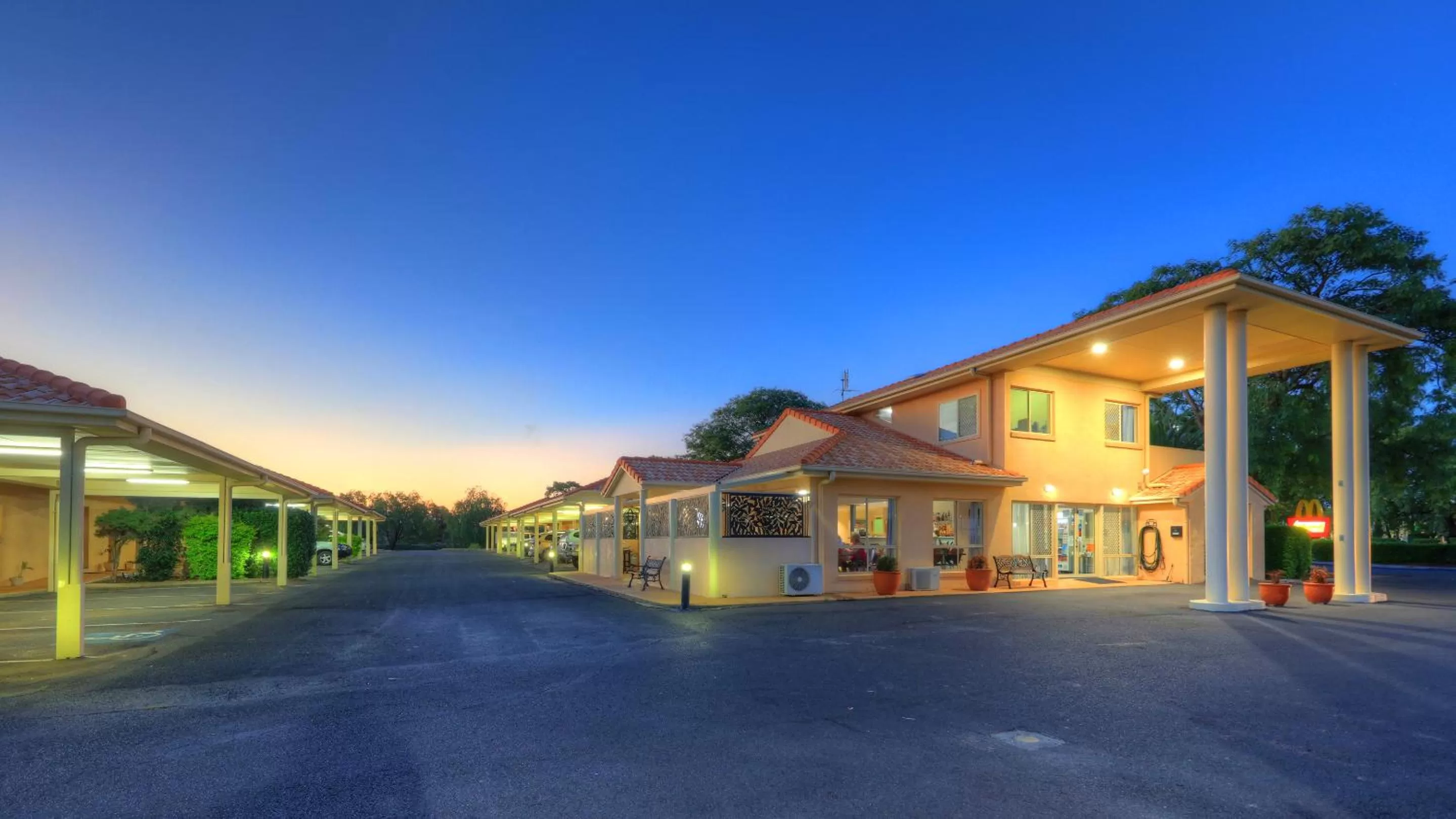 Country Roads Motor Inn