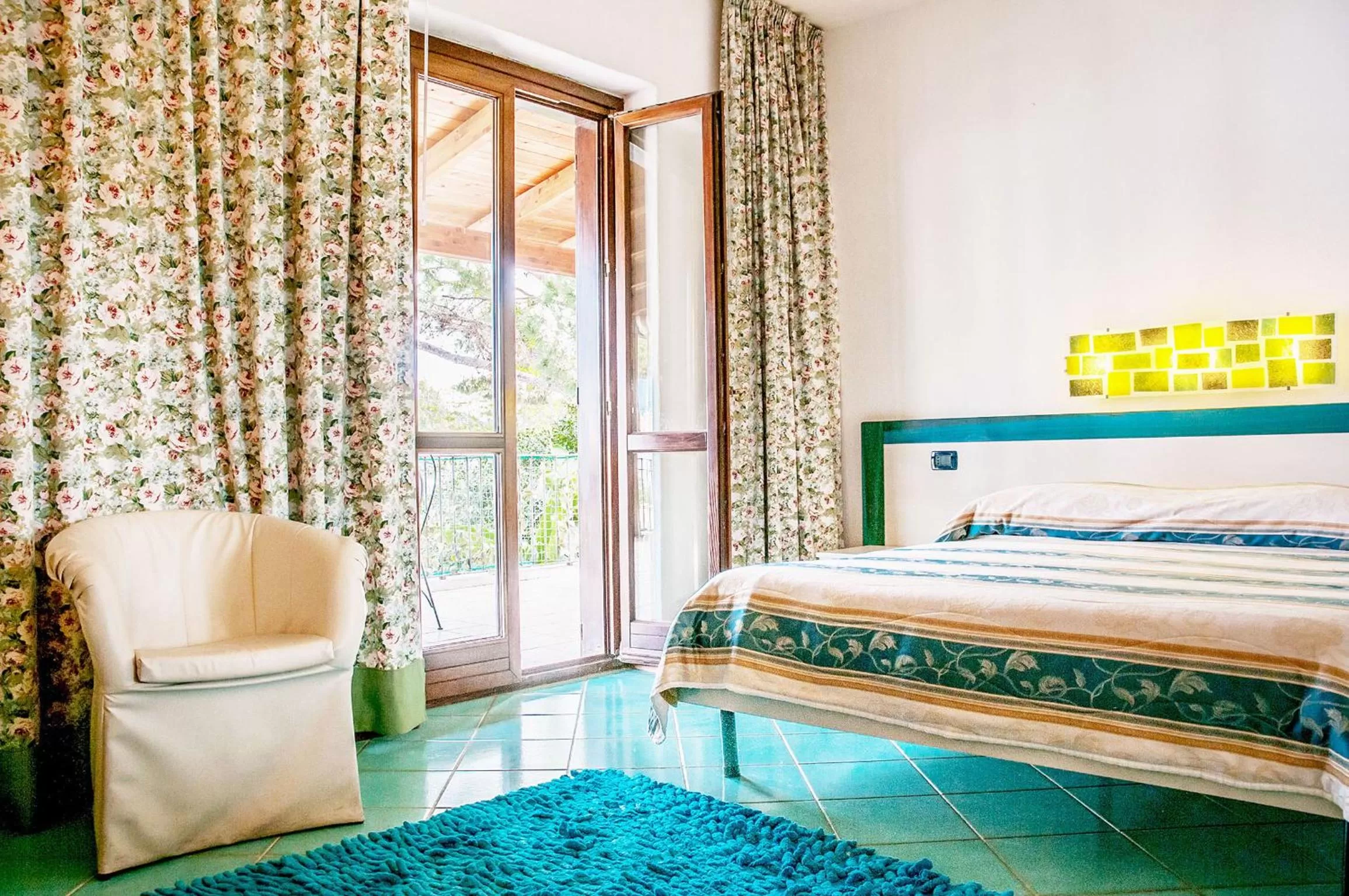 Shower, Bed in Hotel Annabelle