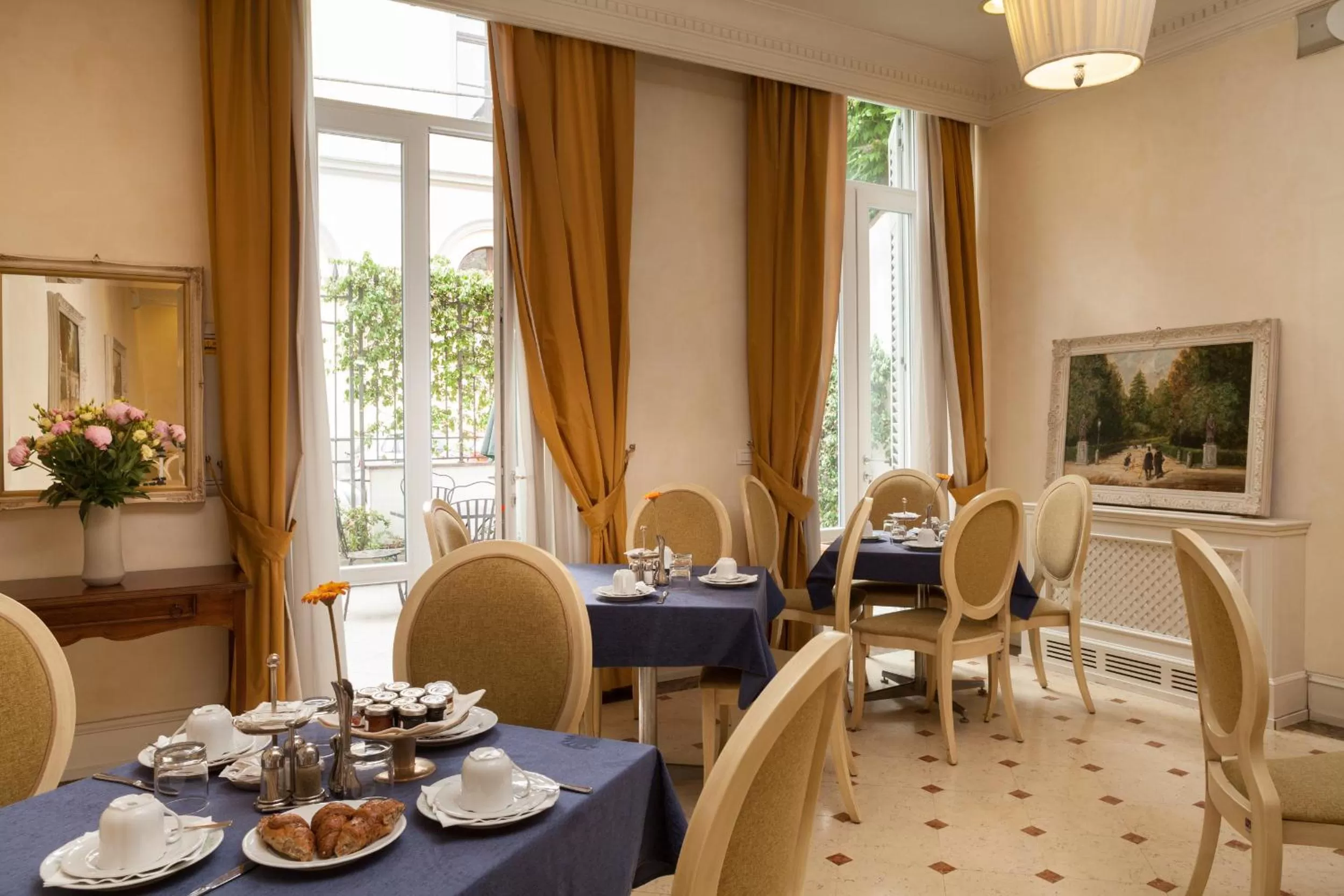 Restaurant/places to eat in Hotel Executive