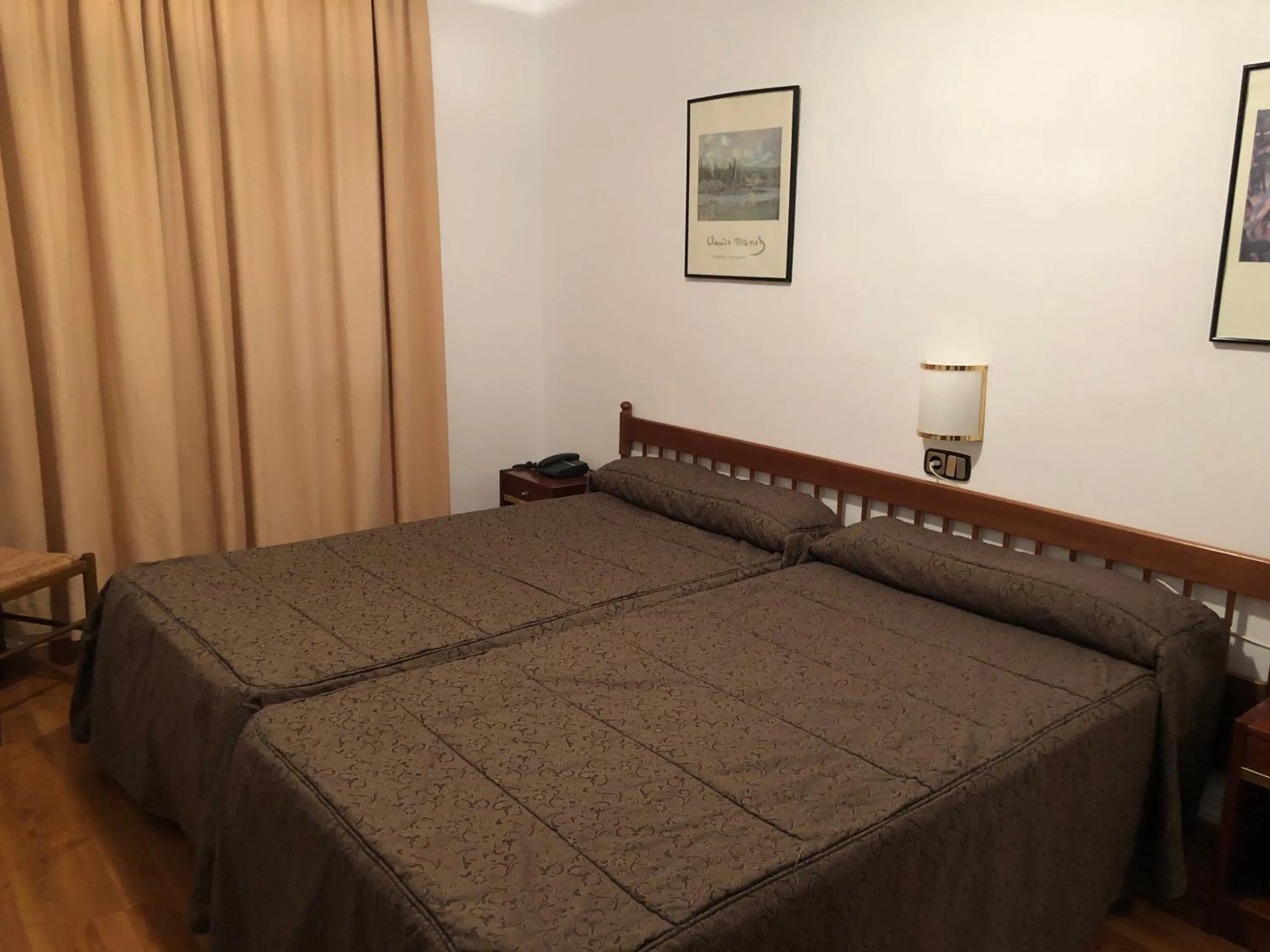 Balcony/Terrace, Bed in Hotel Refugi dels Isards