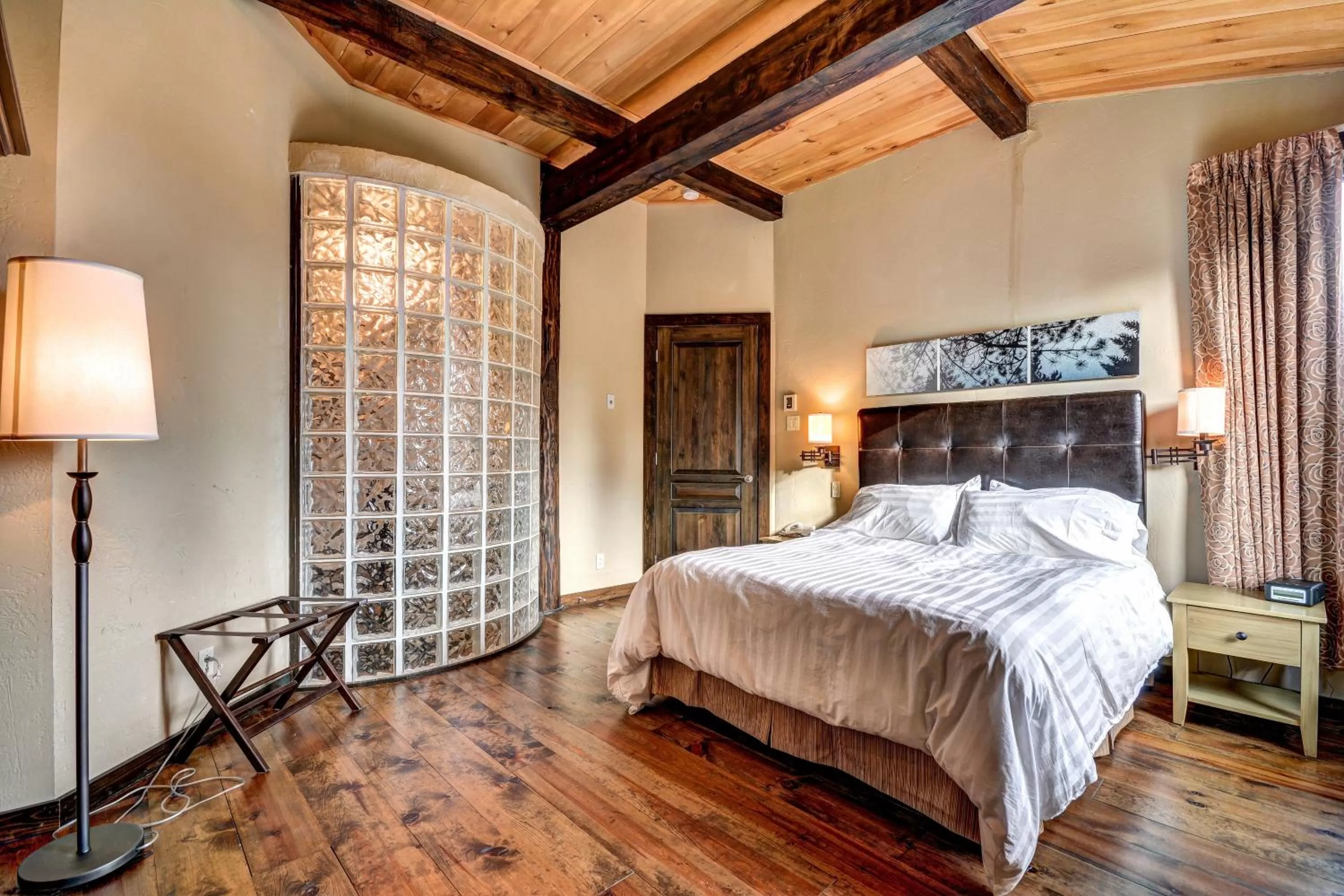 Bed in Les Condos Du Lac Taureau- Rooms & Condos