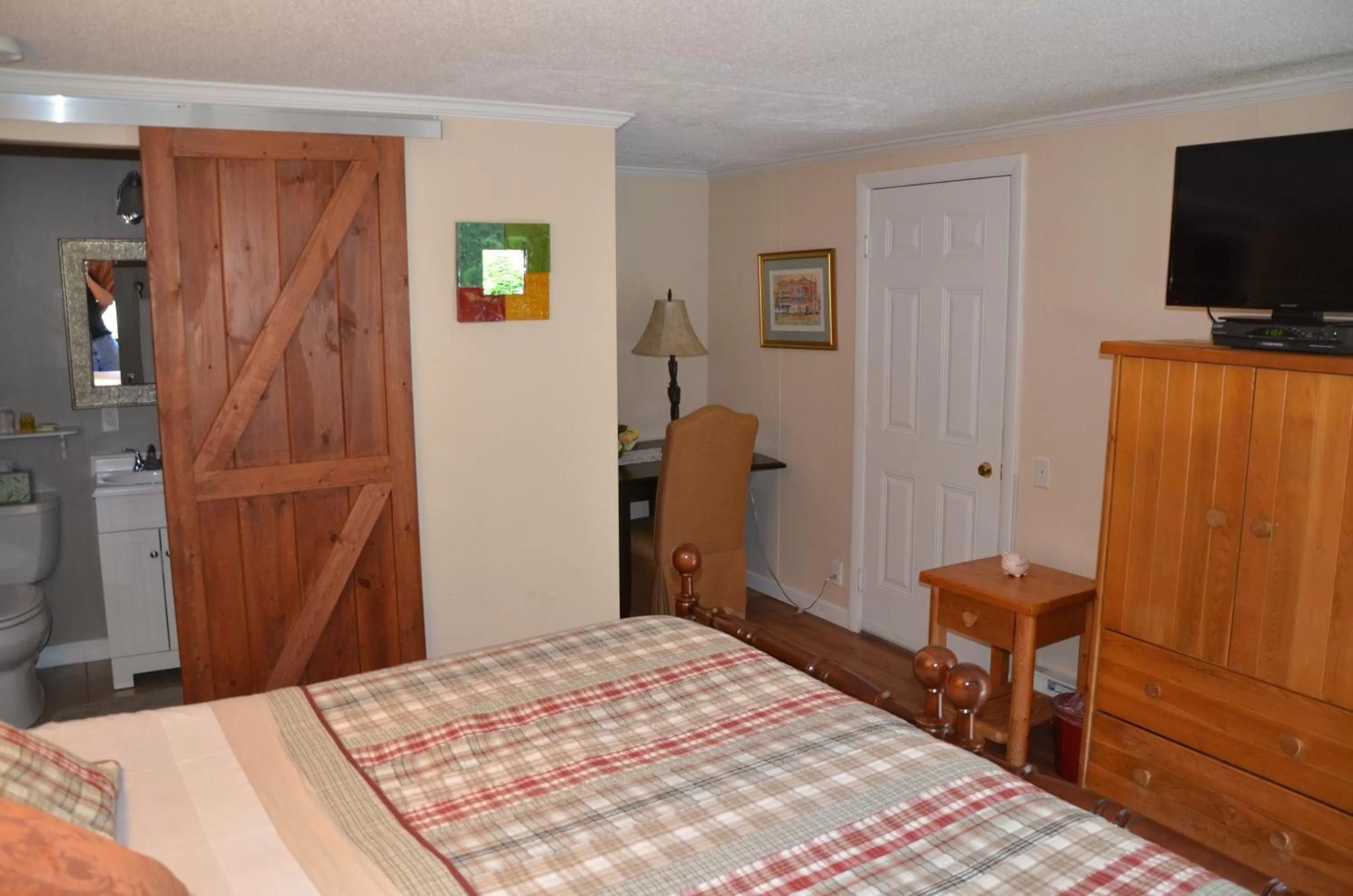 Photo of the whole room, Bed in Cornwall Inn