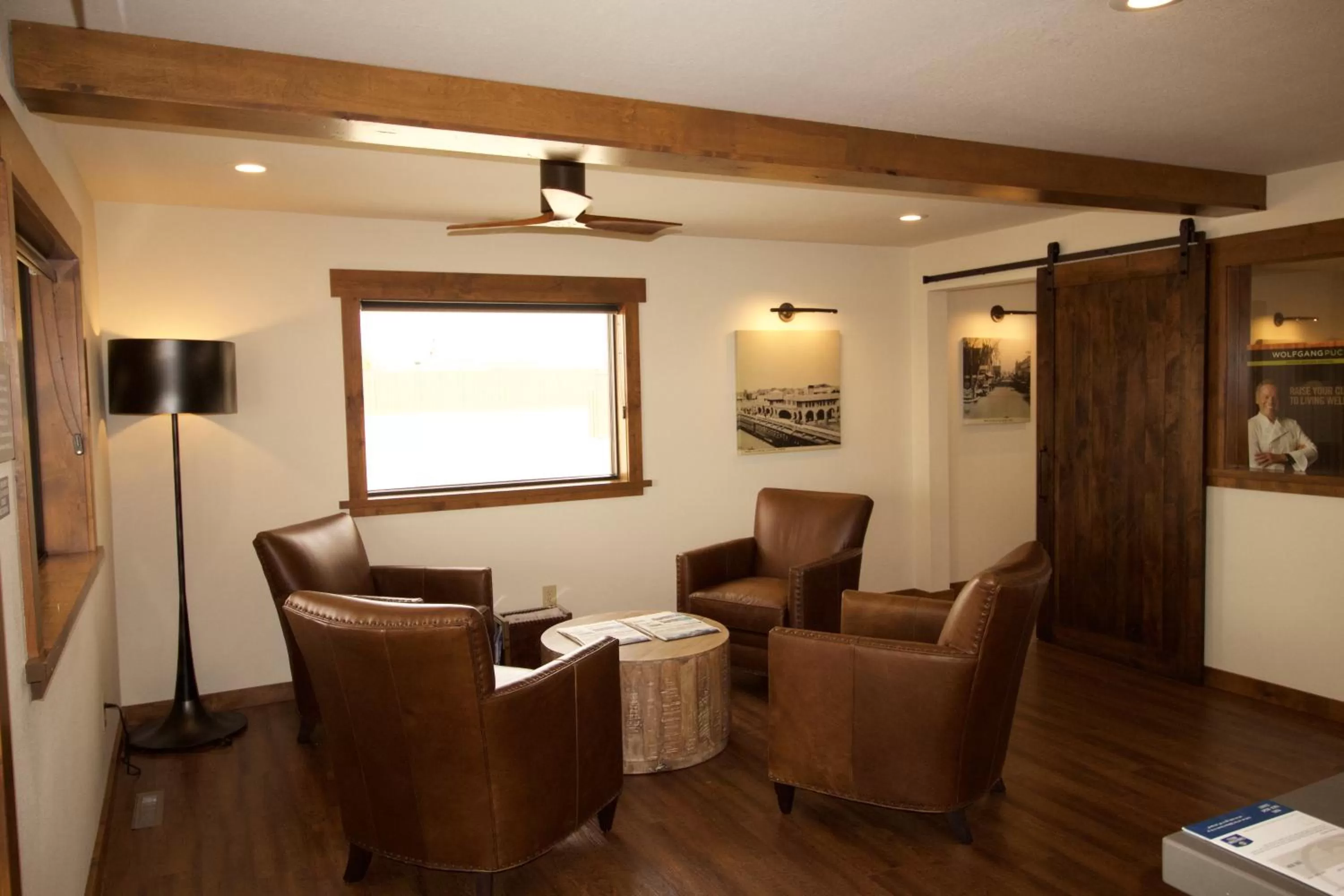 Communal lounge/ TV room in Boarders Inn & Suites by Cobblestone Hotels - Syracuse