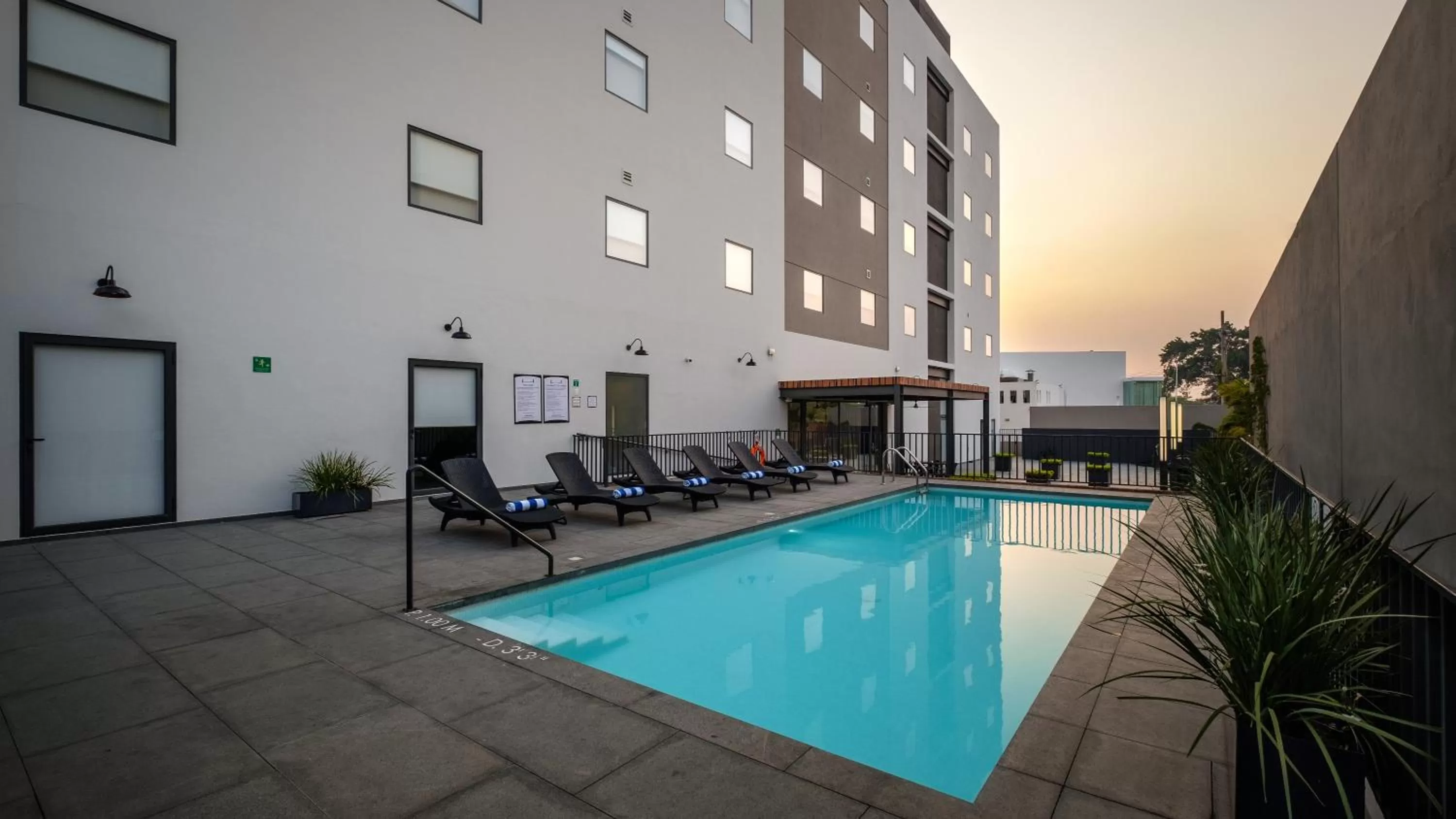 Swimming pool in Staybridge Suites - Villahermosa Tabasco by IHG