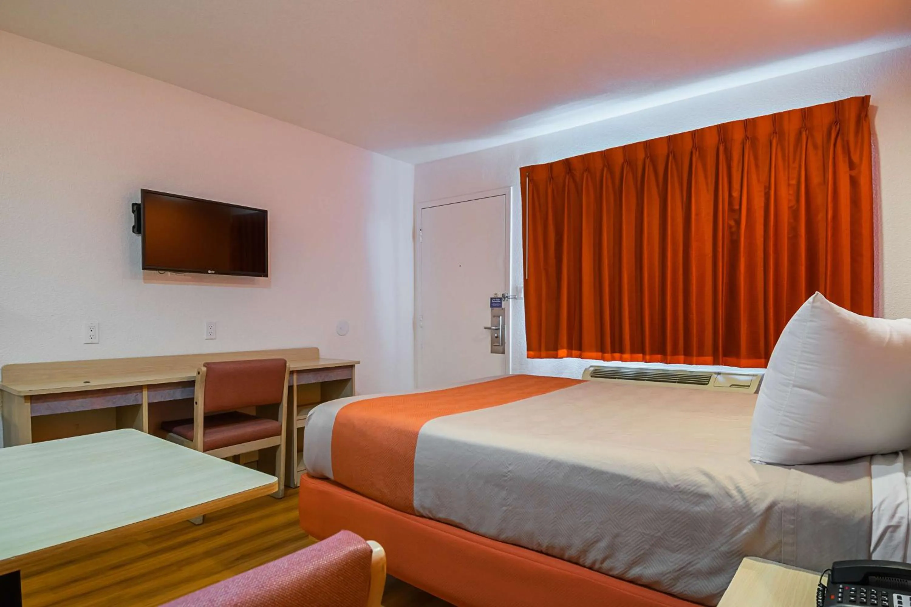 TV and multimedia, Bed in Motel 6 Lost Hills / Buttonwillow Racetrack