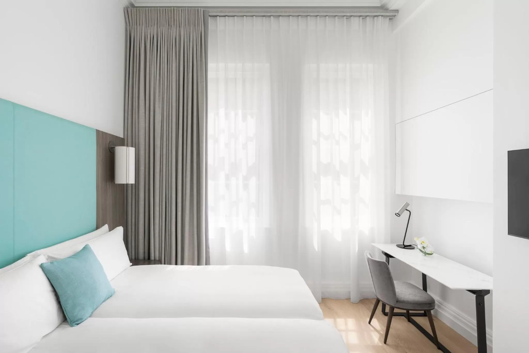 Photo of the whole room, Bed in COMO Metropolitan London